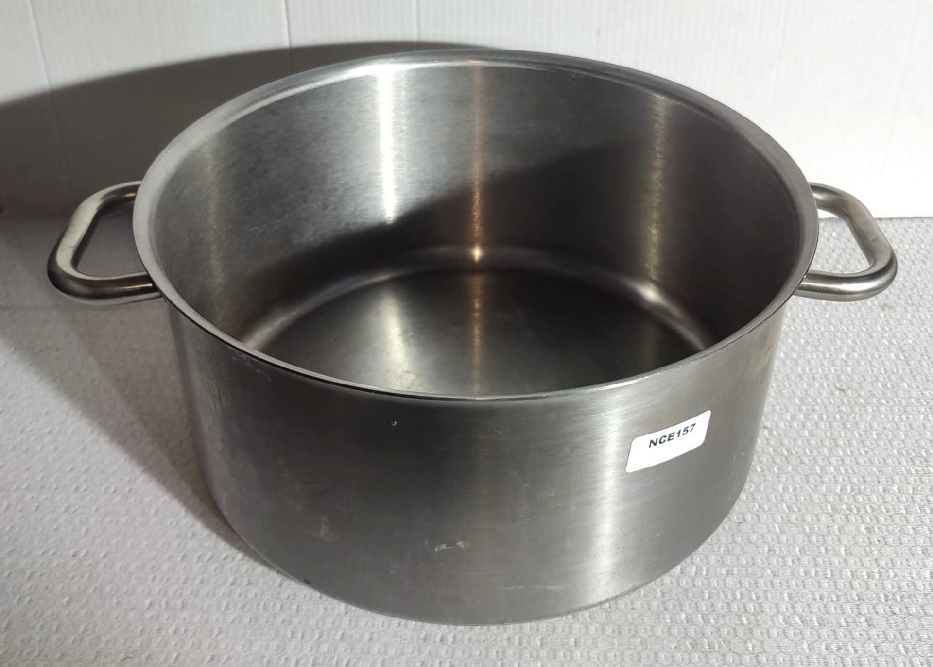 2 x Large Cooking Pans with Handles and Lids - Dimensions: H18 x W38 cms - Image 4 of 6