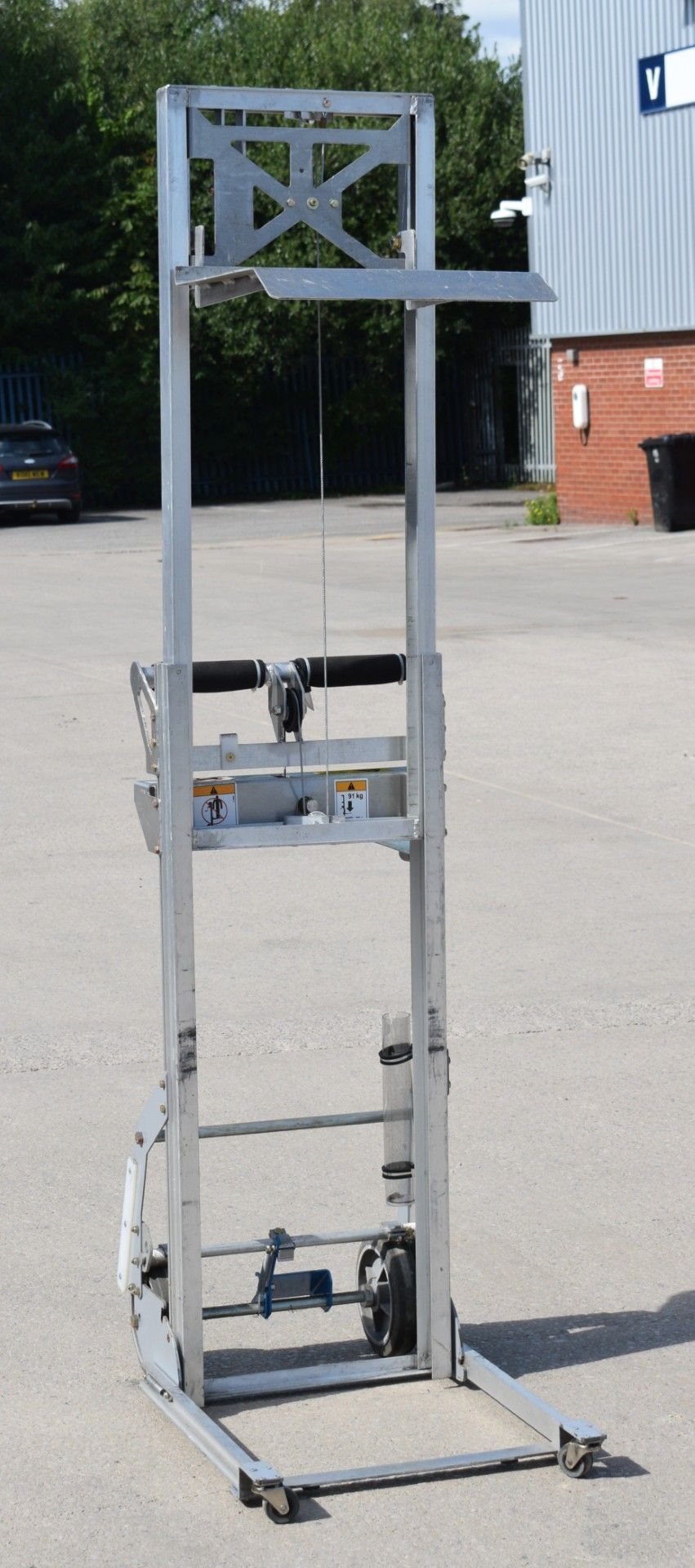 1 x Genie Load Lifter Platform Lift - Ideal for Couriers, Warehouses or Workshops - Max Load - Image 9 of 20