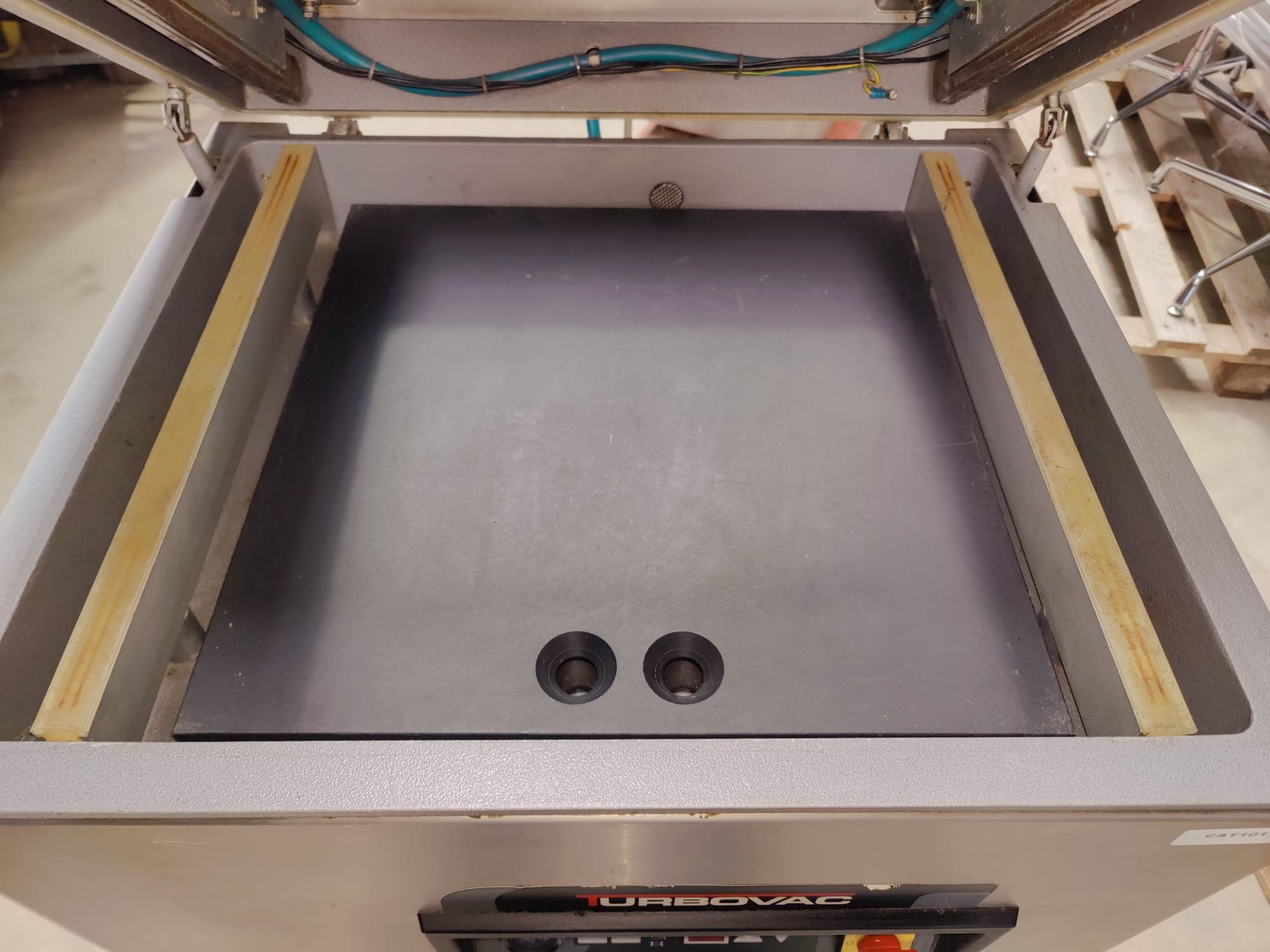 1 x Turbovac SB-520 Floor Standing Vacuum Sealer on Castors - Dimensions: H104 x W68 x D60 cms - Image 7 of 10