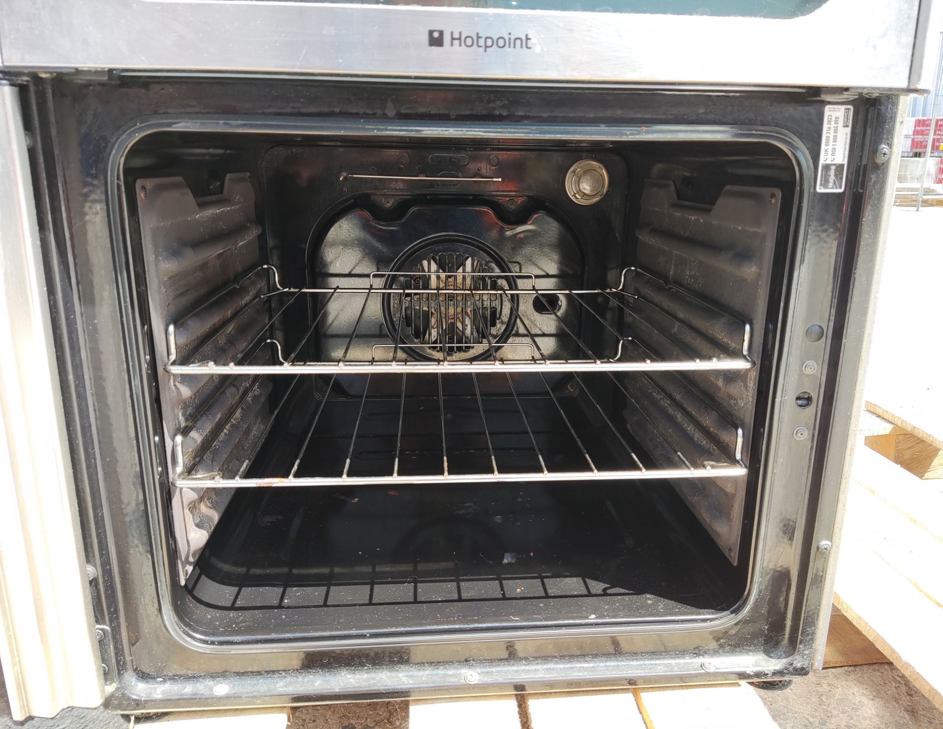 1 x HOTPOINT Ultima Hue61X Freestanding Electric Ceramic Cooker - Image 7 of 23