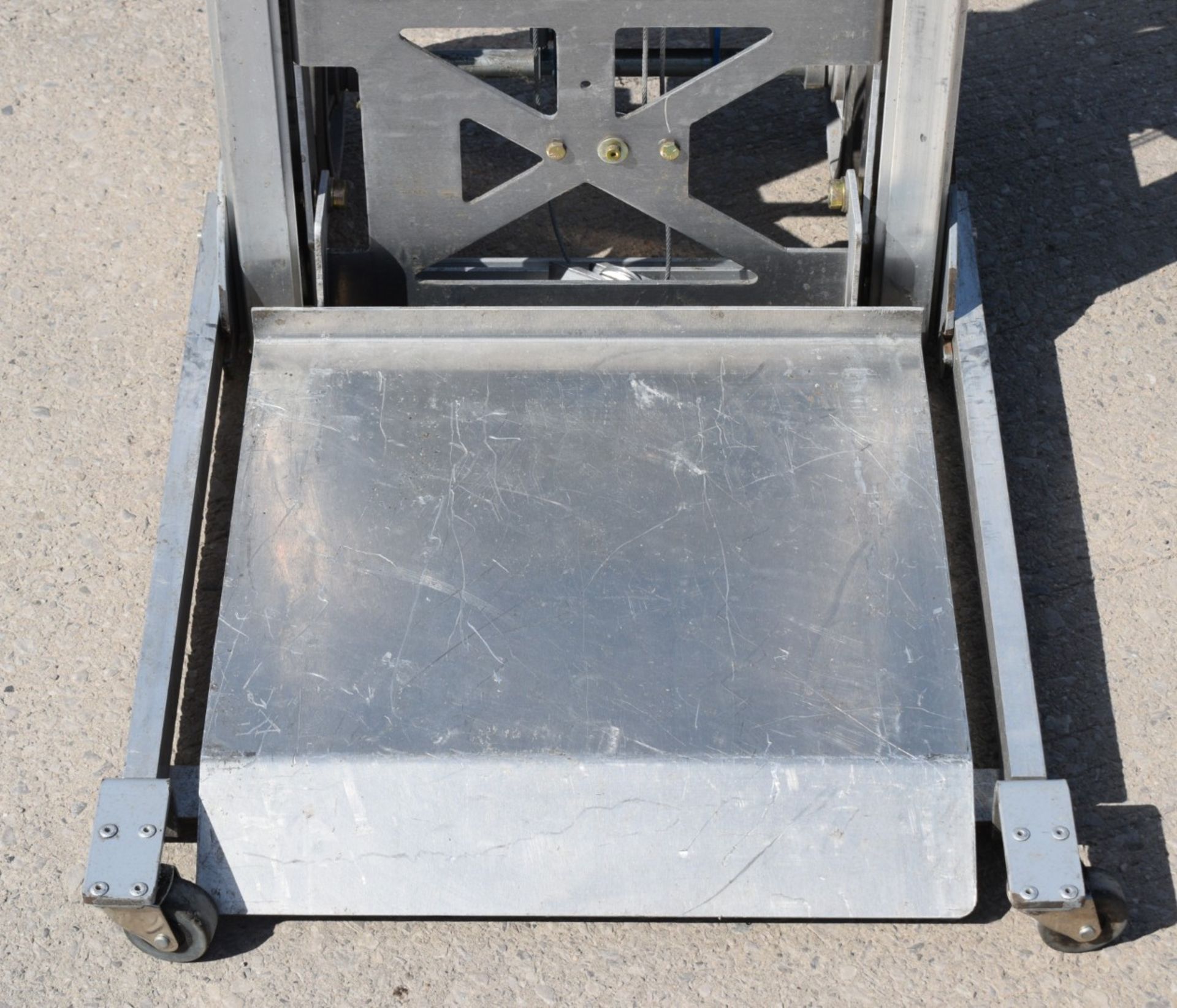 1 x Genie Load Lifter Platform Lift - Ideal for Couriers, Warehouses or Workshops - Max Load - Image 5 of 20