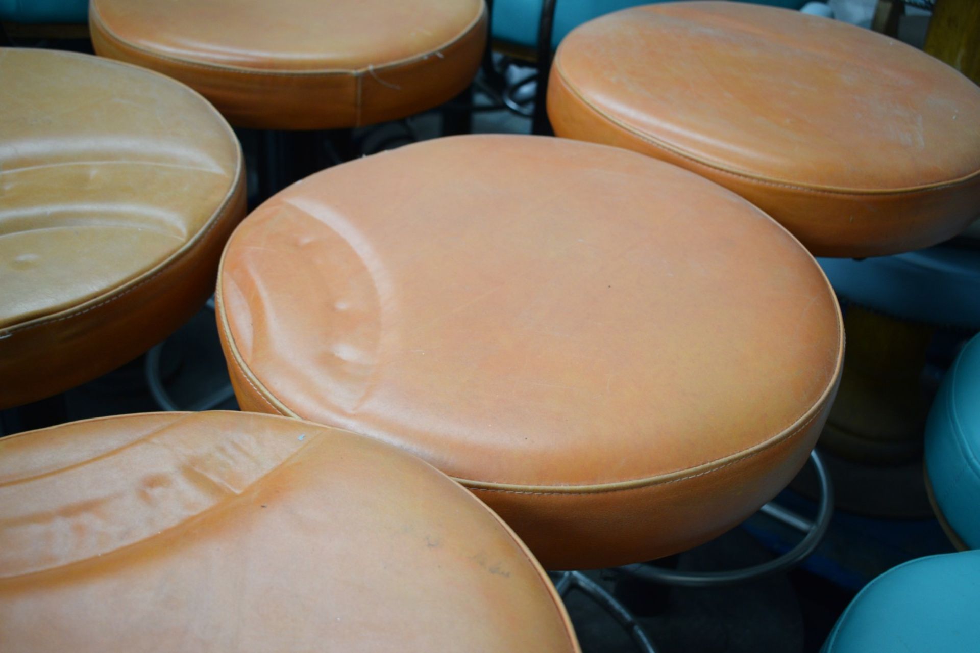 6 x Bar Stools Featuring Round Tan Leather Seats and Chrome Footrests - Dimensions: H79 x W46 - Image 5 of 9