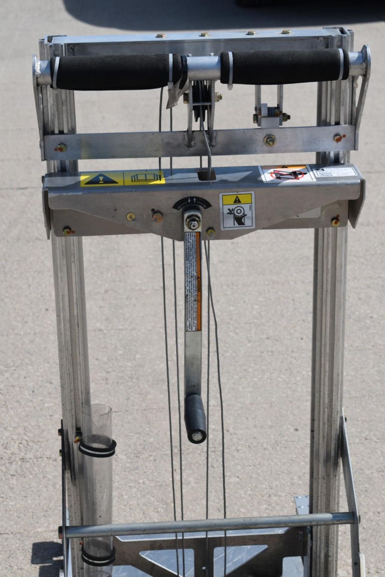 1 x Genie Load Lifter Platform Lift - Ideal for Couriers, Warehouses or Workshops - Max Load - Image 13 of 20