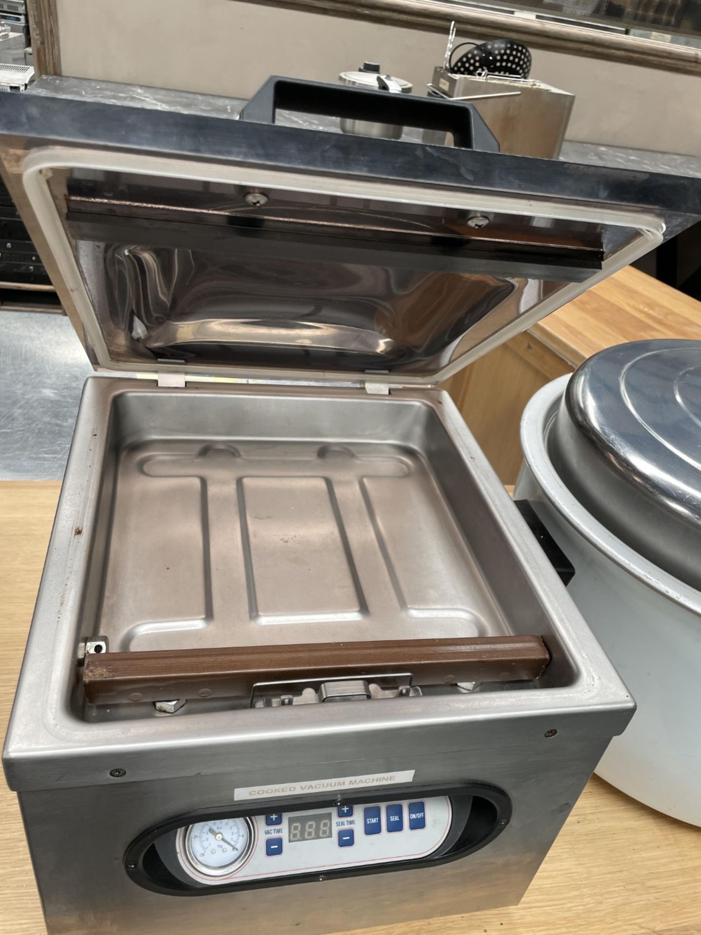 1 x Sousvide 30cm Chamber Vacuum Sealer - Model: YJS820 - 240v - Image 15 of 17