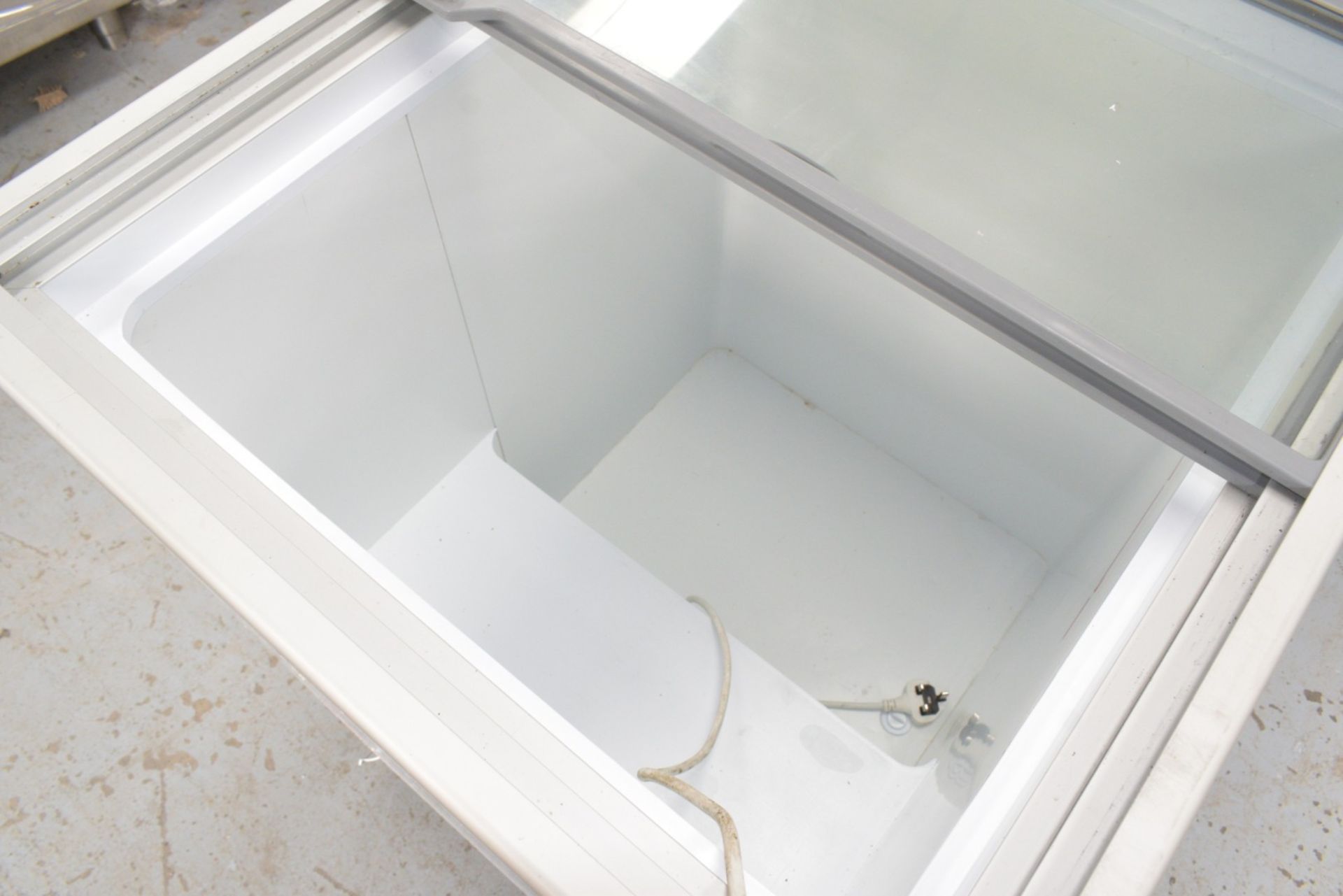 1 x Tefcold IC200SC Ice Cream Chest Freezer - Dimensions: H90 x W72 x D63 cms - Image 3 of 5