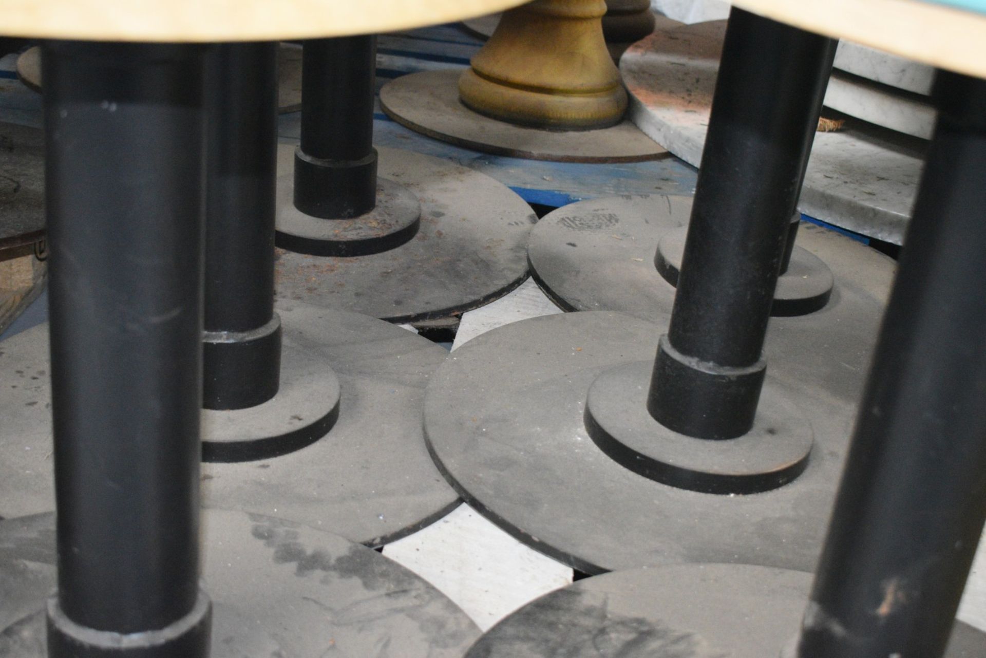 6 x Low Bar Stool Featuring Round Turquoise Leather Seats - Dimensions: H57 x W40 cms - Image 3 of 6