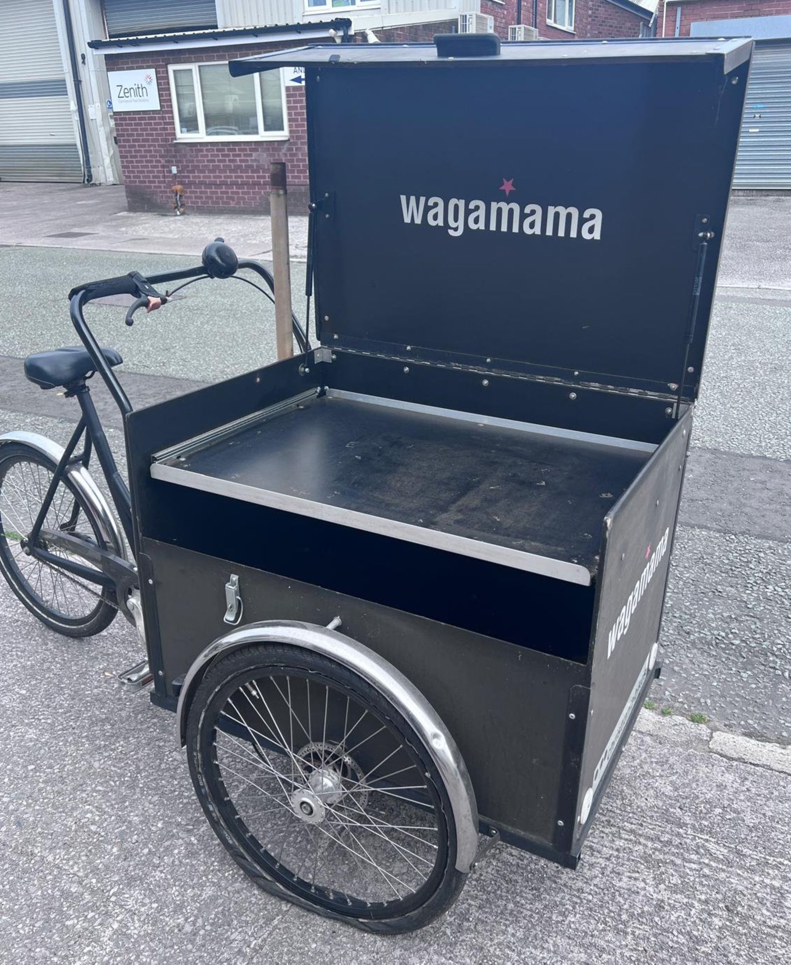 1 x Christiania Three Wheel Event Bike - Single Speed Bike Featuring a Secure Box with Gas Lift Lid - Image 9 of 30