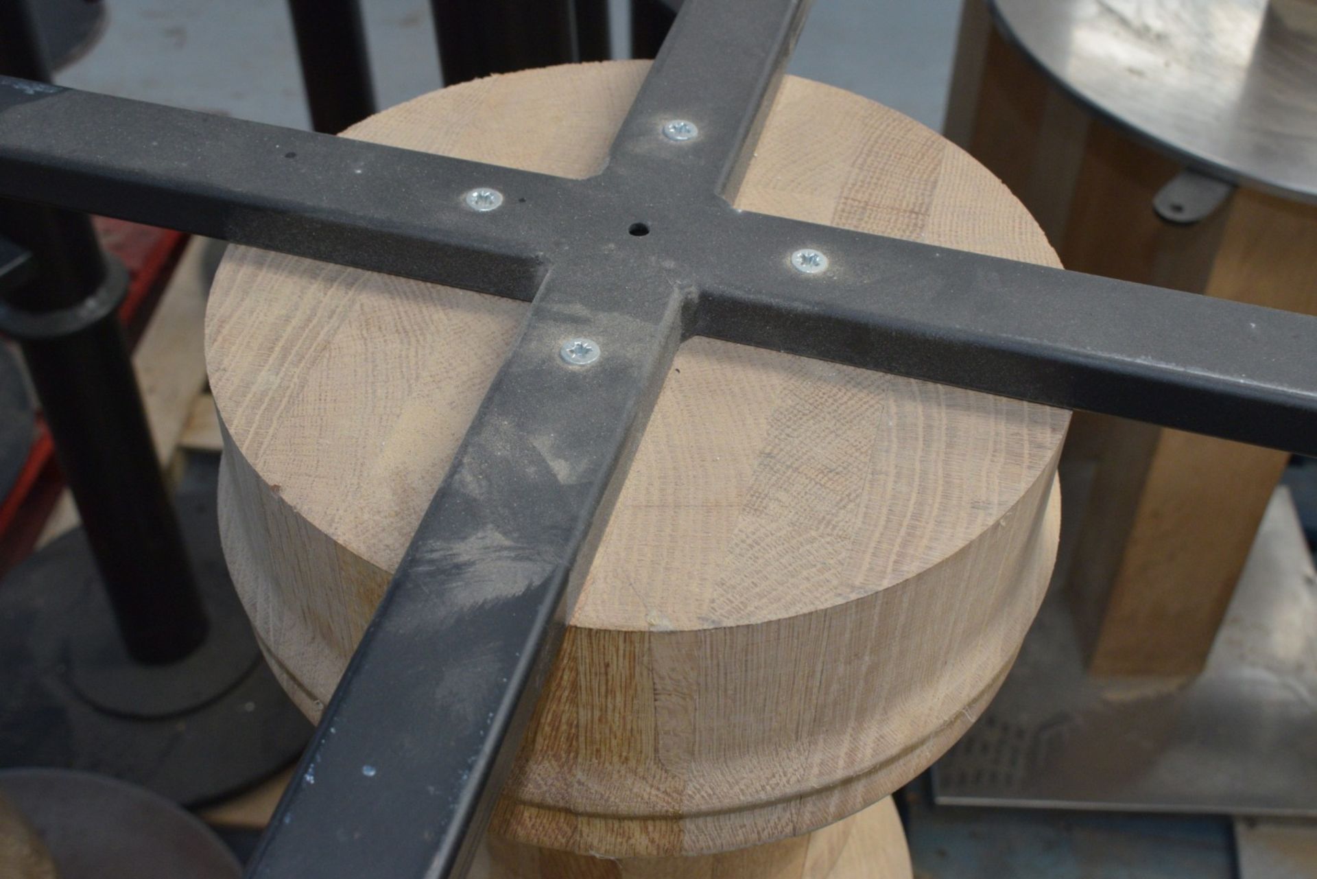 2 x Large Pedestals for Bar Tables Featuring Natural Wooden Columns - Dimensions: H106cm with a 60cm - Image 7 of 12