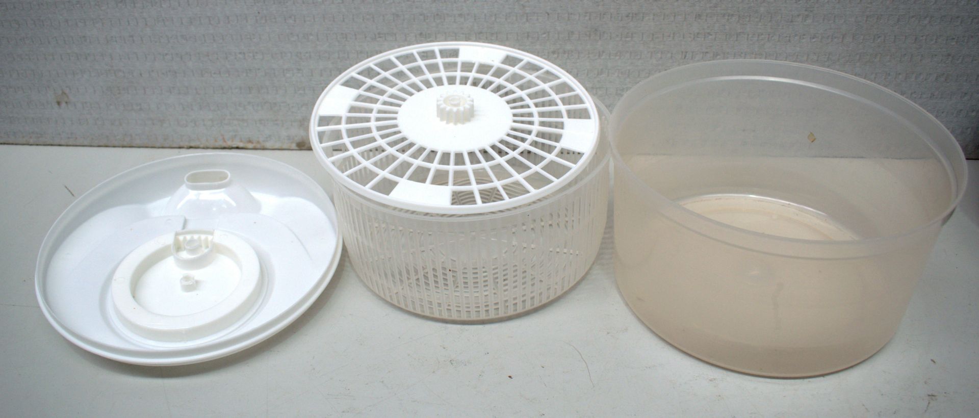 4 x Assorted Kitchen Items - Pan, Cake Tins, Salad Spinner - Image 6 of 11