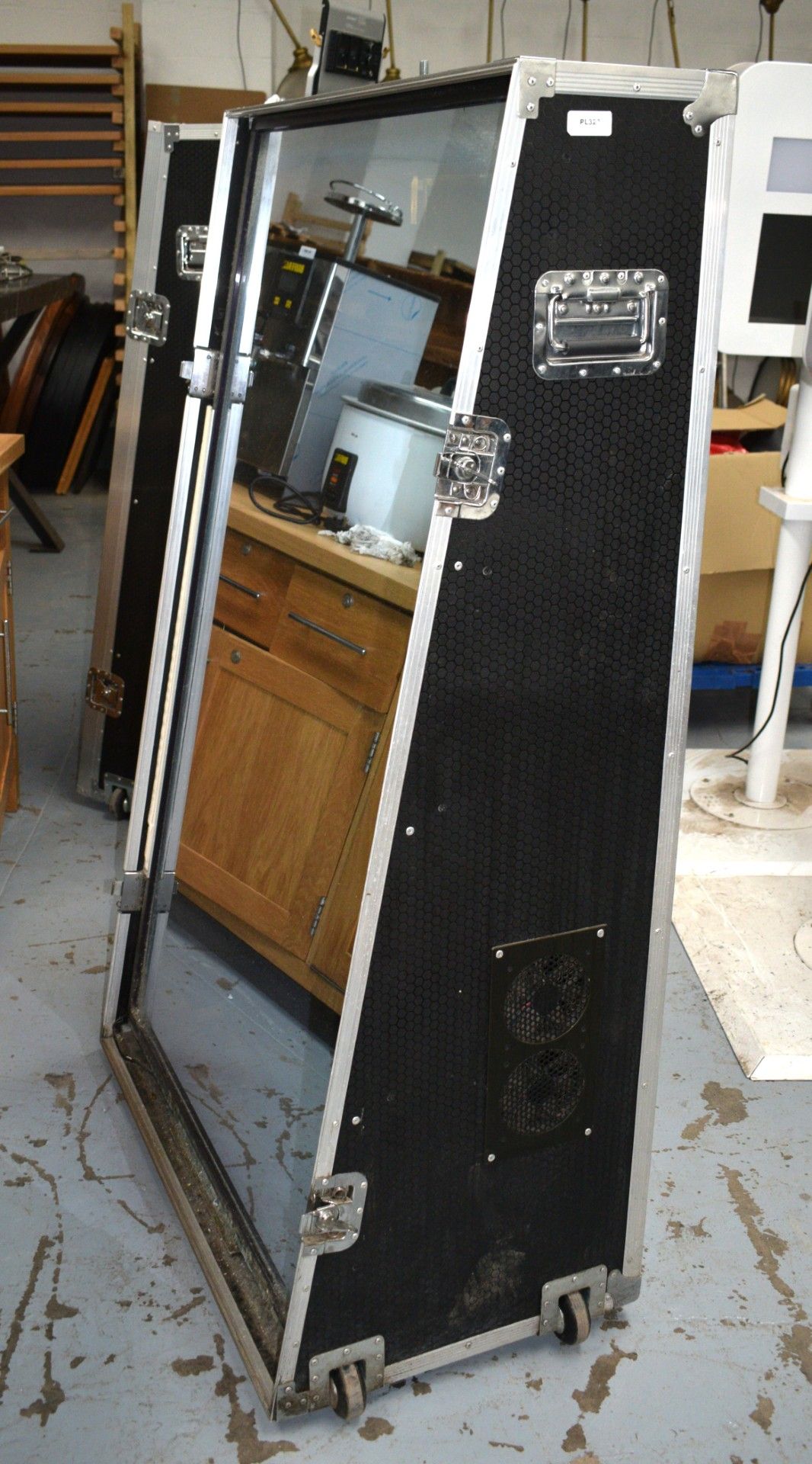 1 x Selfie Photo Booth - Features a Gigabyte Mini Computer, Sharp 43 Inch TV and a Professional - Image 8 of 11