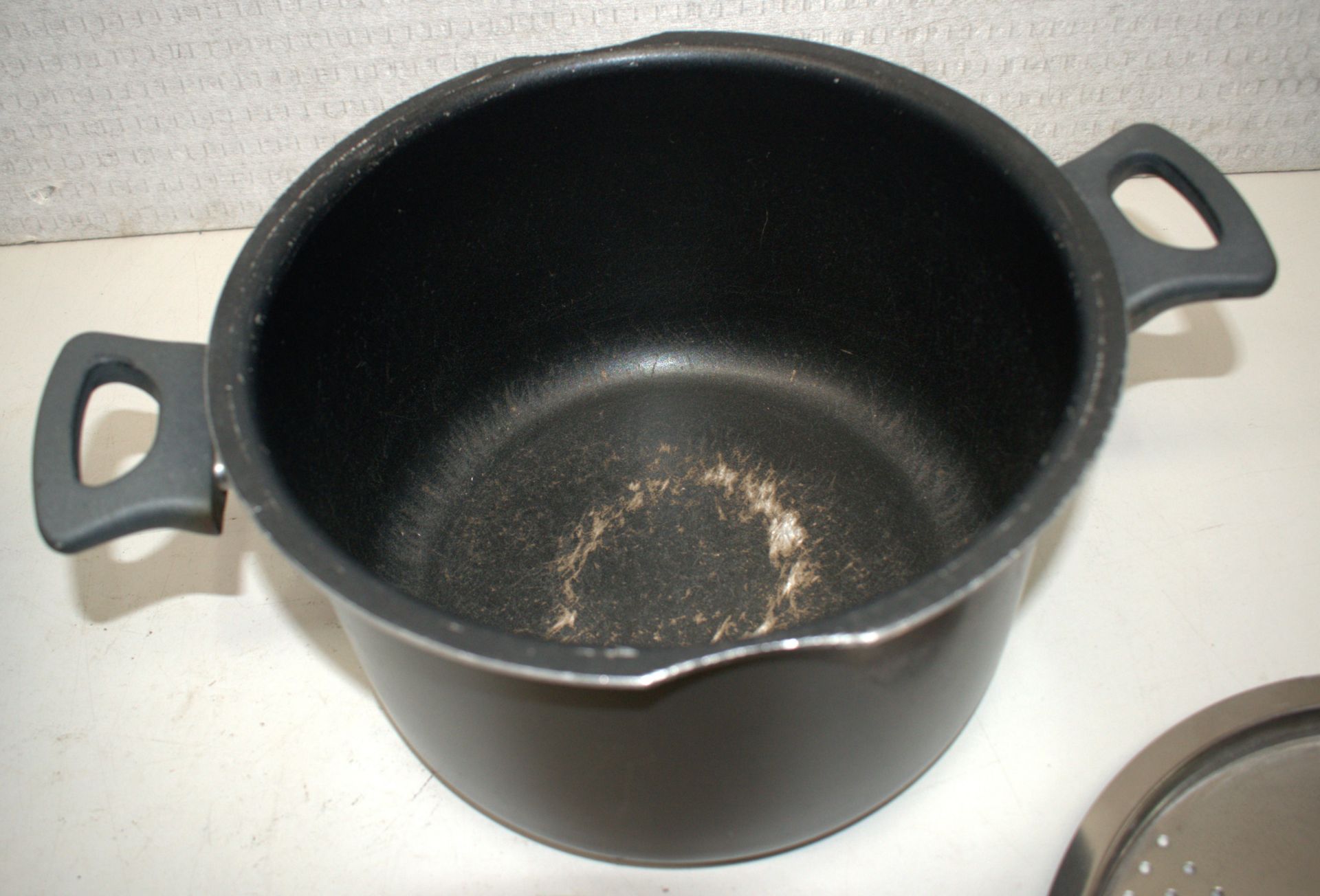 4 x Assorted Kitchen Items - Pan, Cake Tins, Salad Spinner - Image 9 of 11