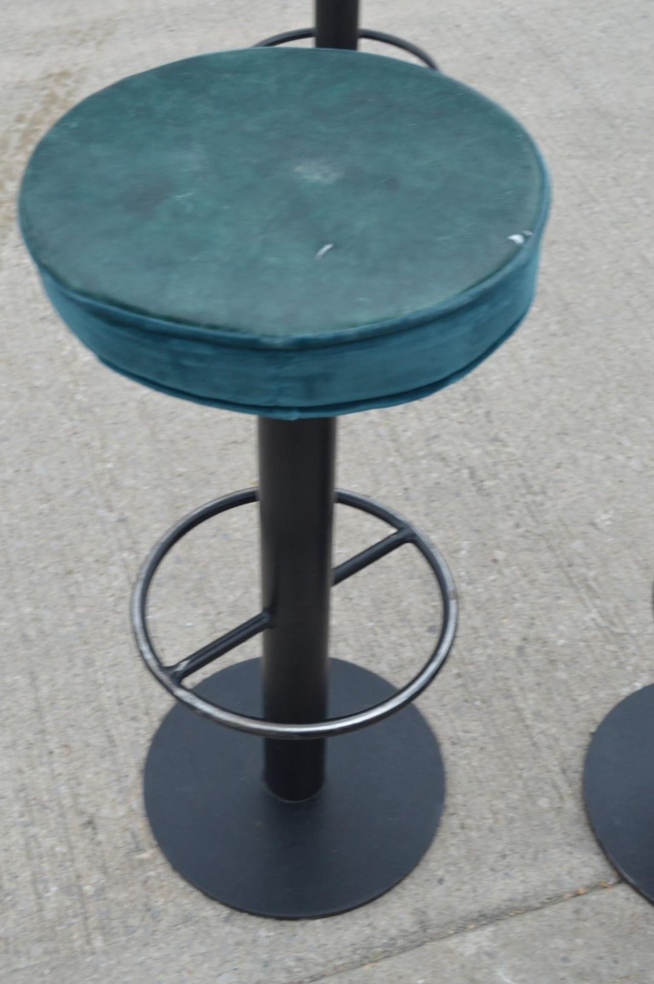 6 x Classic Style Bar Stools with Round Faux Leather Seats and Footrests - Dimensions: H82 x W40 - Image 4 of 12