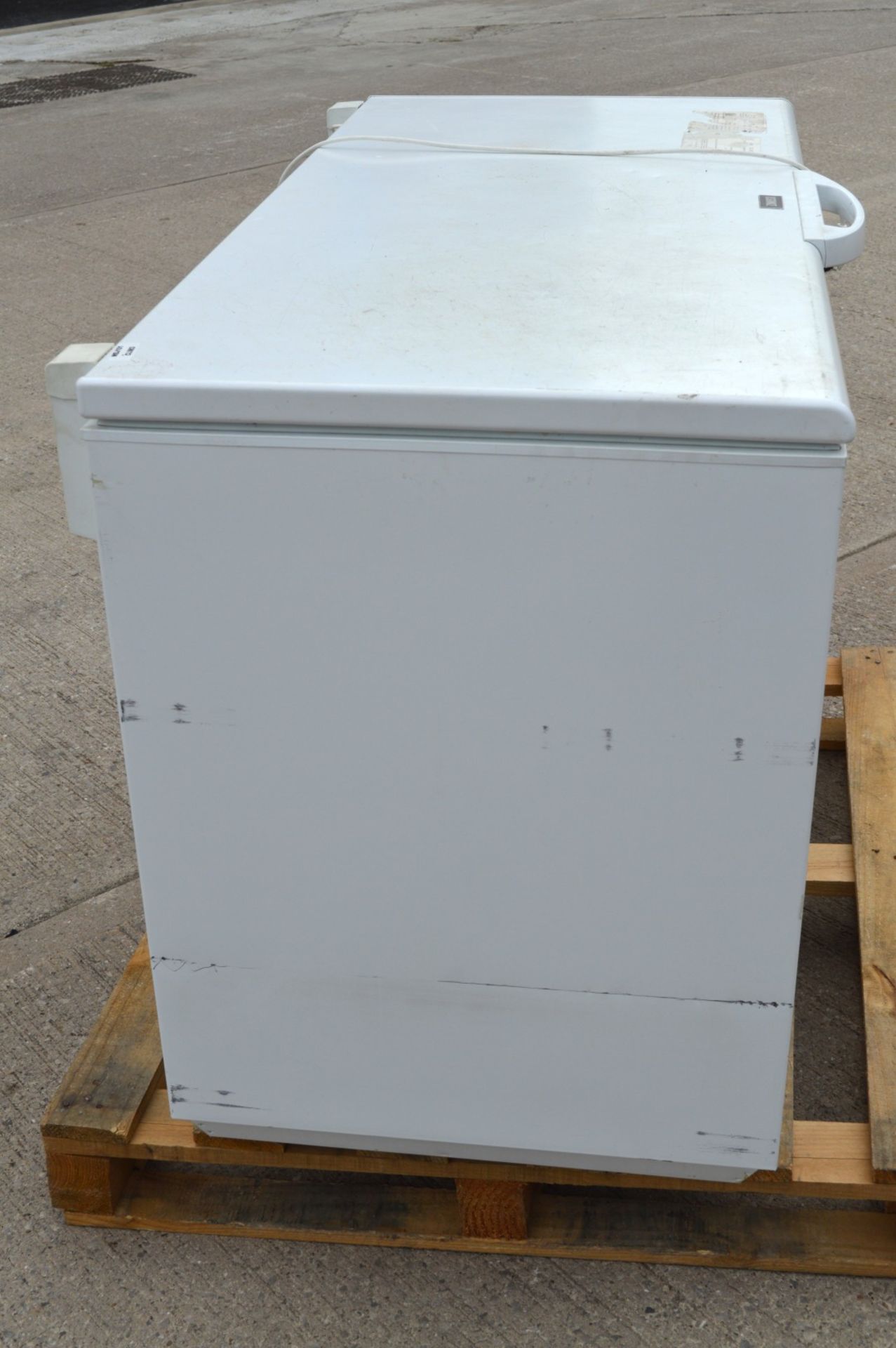 1 x Zanussi 404 Litre Chest Freezer - Model ZFC41400WA - 240v - Dimensions: H85 x W134 x D73 cms - Image 8 of 11