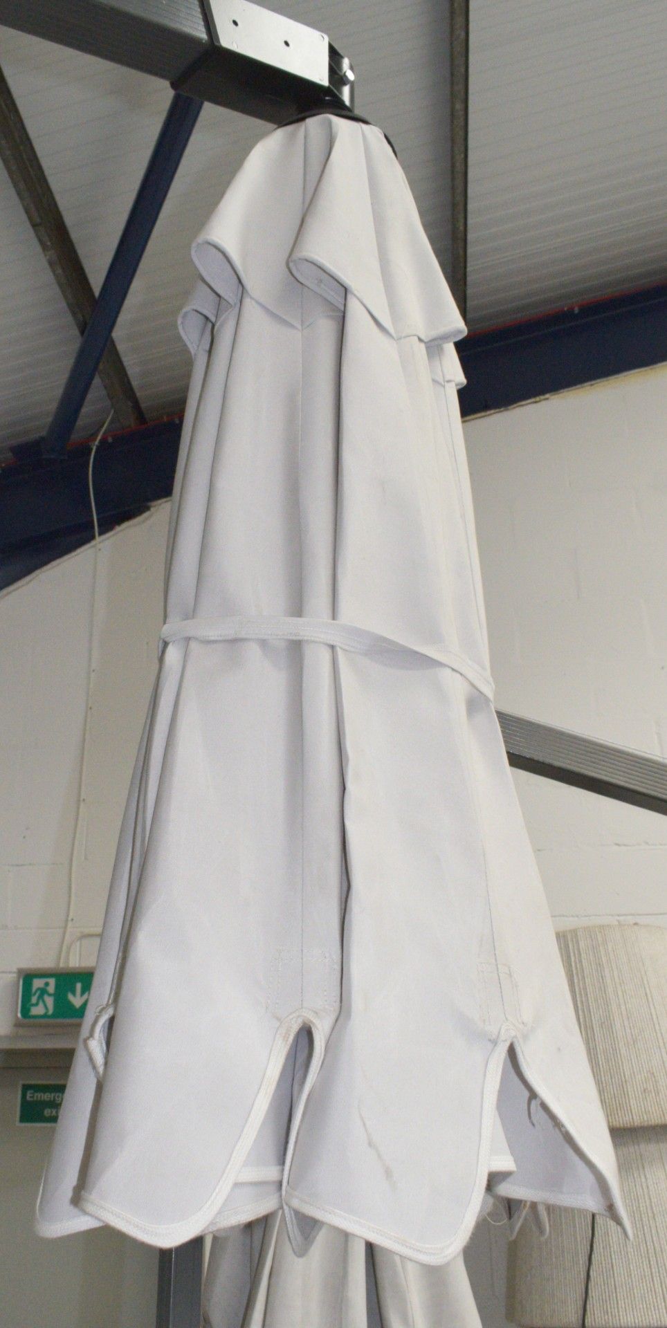 1 x El Vinci Premium 190cm Parasol on Heavy Duty Castors - Features a Winch Handle to Operate - Image 6 of 12