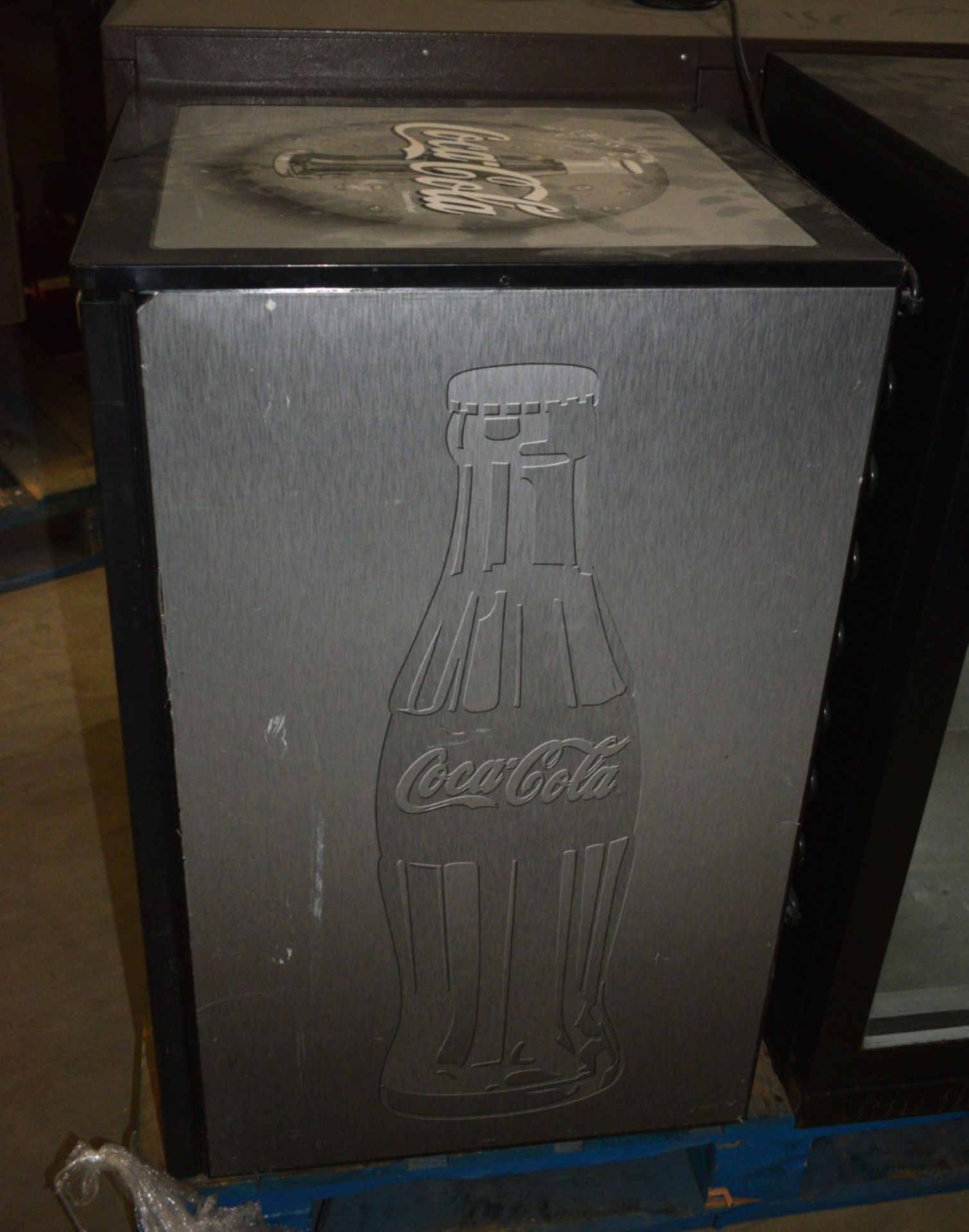 1 x Coca Cola Single Door Bar Fridge - Dimensions: H85 x W50 x D56 cms - Image 5 of 6