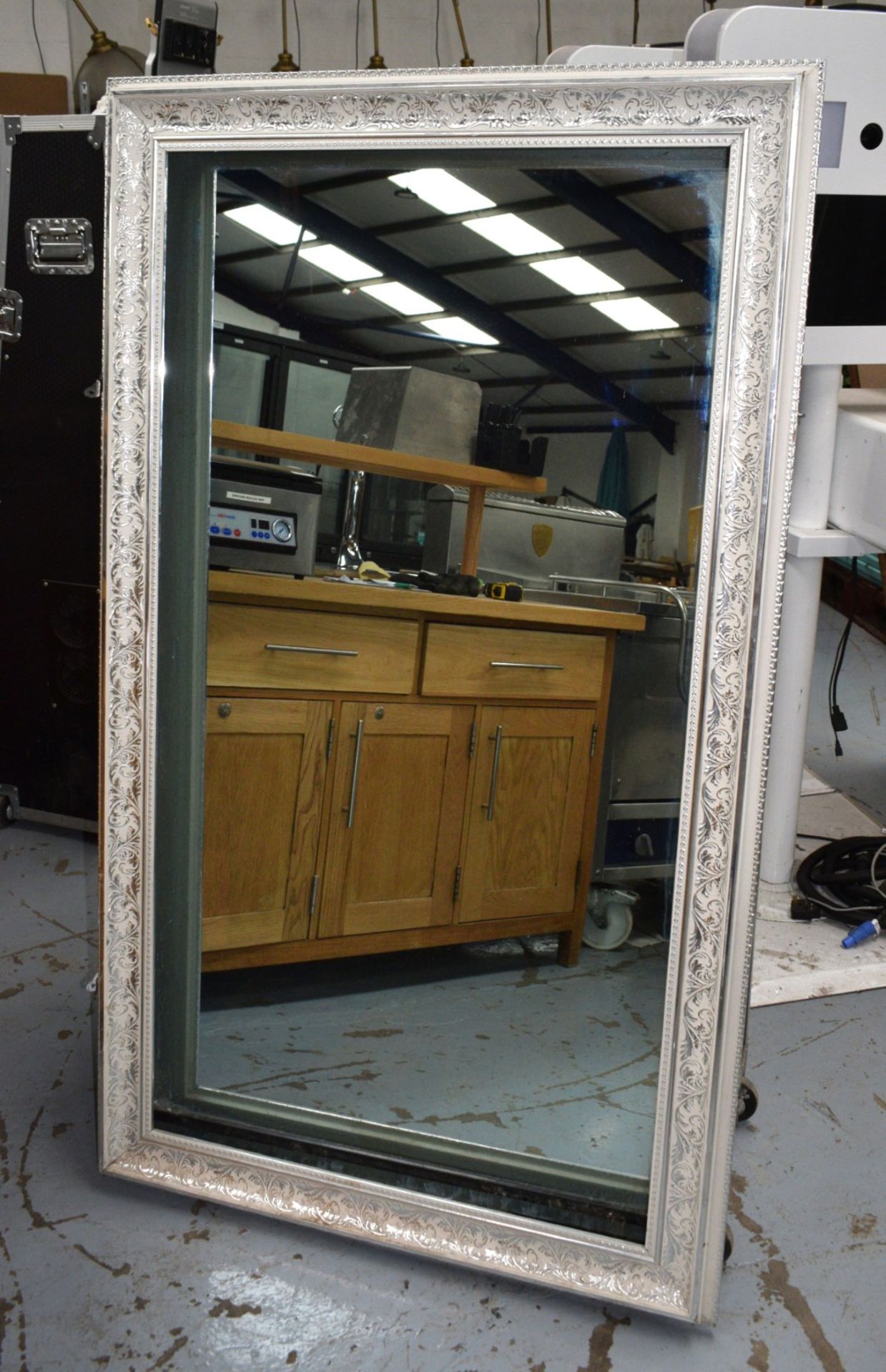 1 x Selfie Photo Booth - Features a Gigabyte Mini Computer, Sharp 43 Inch TV and a Professional - Image 5 of 11