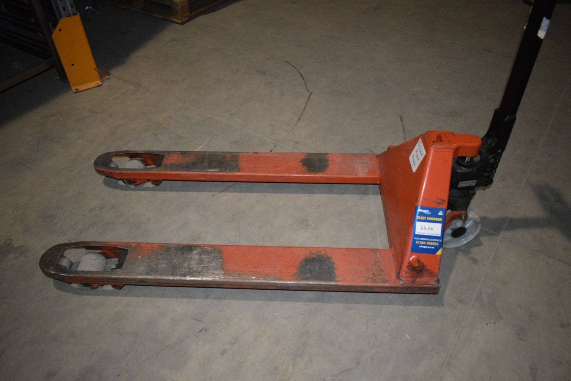 1 x BT Pallet Pump Truck - Fork Length: 120cm x Fork Width: 68cm - Good Working Order - Image 3 of 5