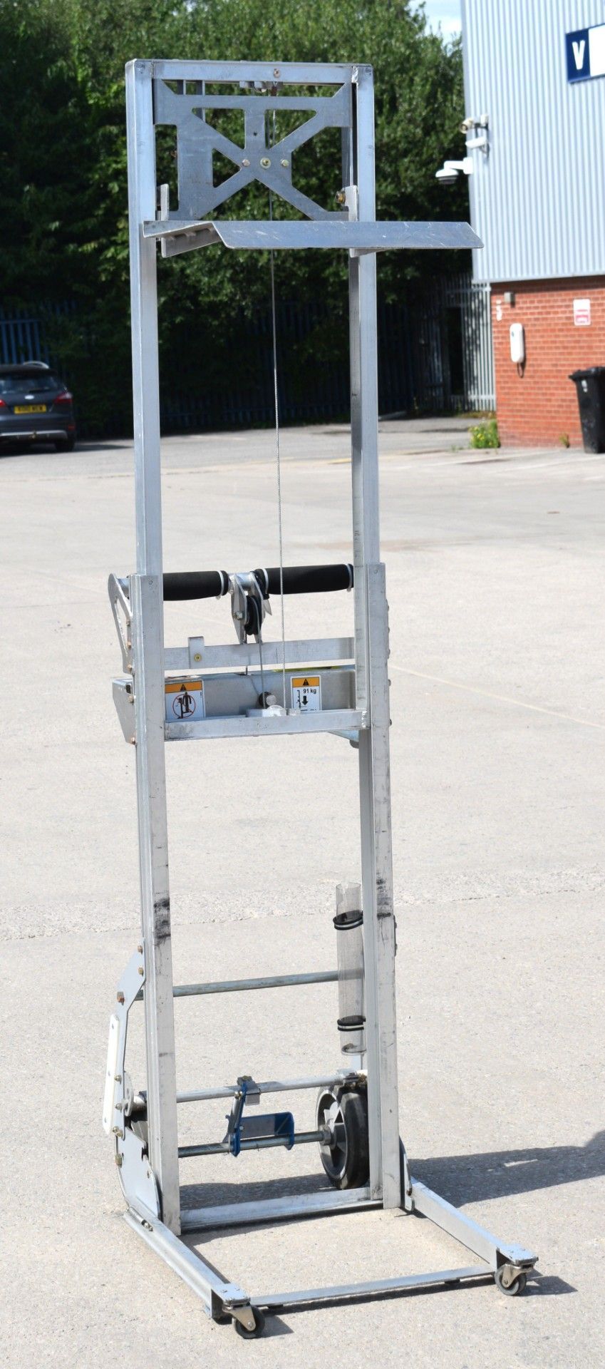 1 x Genie Load Lifter Platform Lift - Ideal for Couriers, Warehouses or Workshops - Max Load - Image 15 of 20