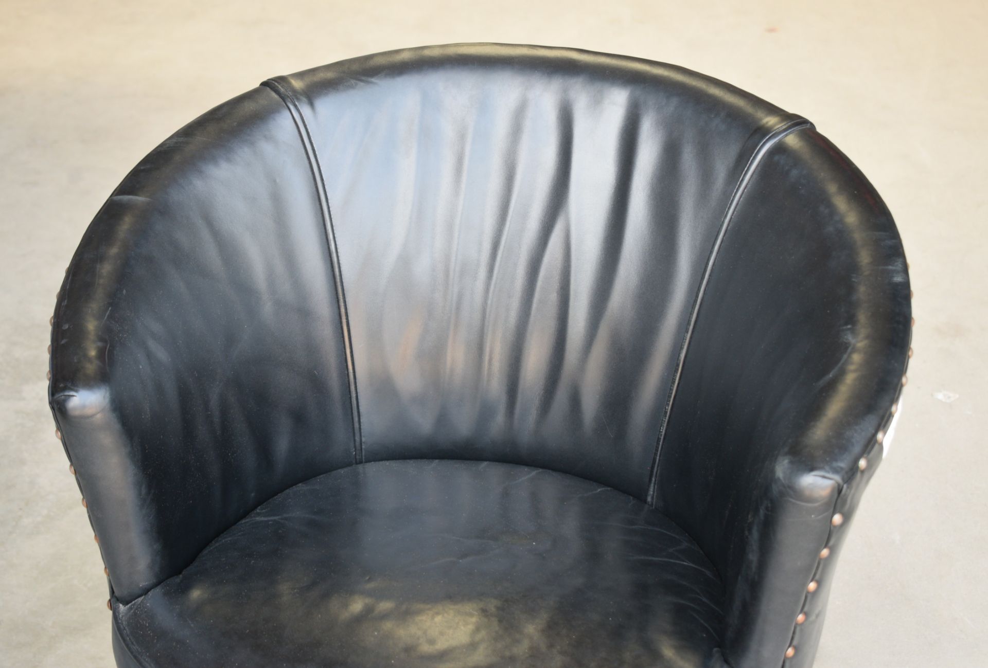 4 x Contemporary Barrel Chairs Upholstered in Black Leather with Studded Backs and Wooden Legs - Image 3 of 12