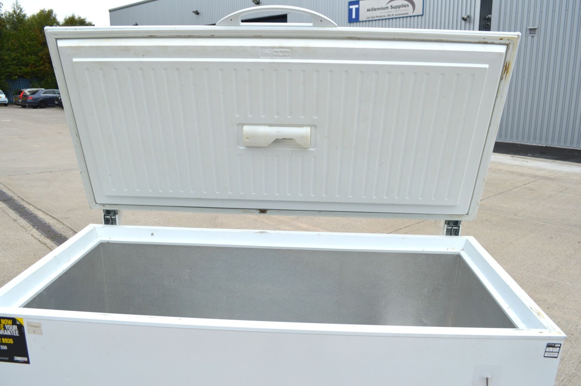 1 x Zanussi 404 Litre Chest Freezer - Model ZFC41400WA - 240v - Dimensions: H85 x W134 x D73 cms - Image 4 of 11