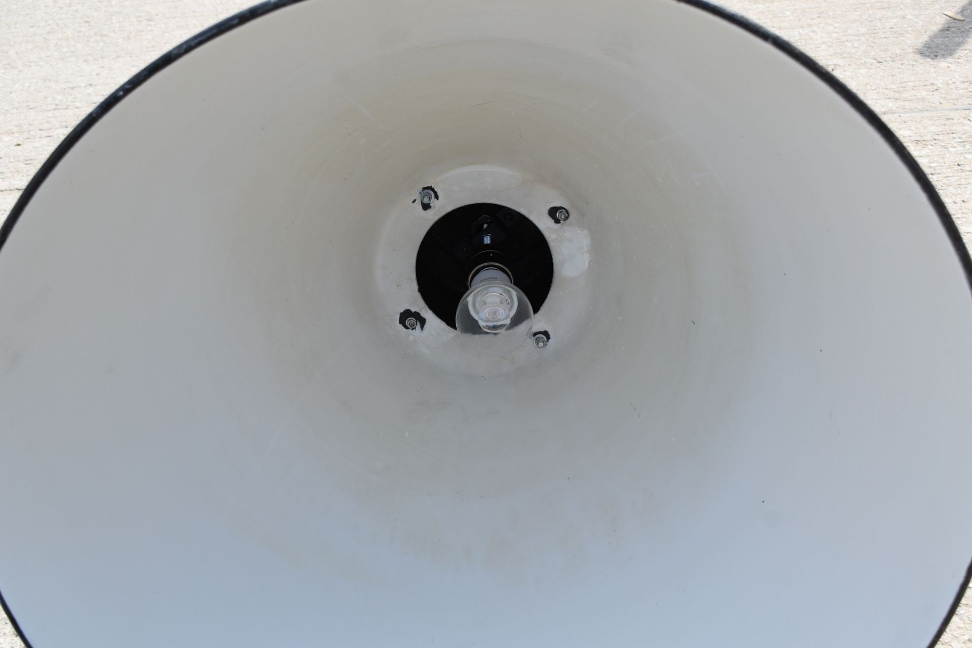 1 x Industrial Factory Suspended Ceiling Light Featuring an Enamel Finish - Dimensions: H53/120 x W5 - Image 5 of 6