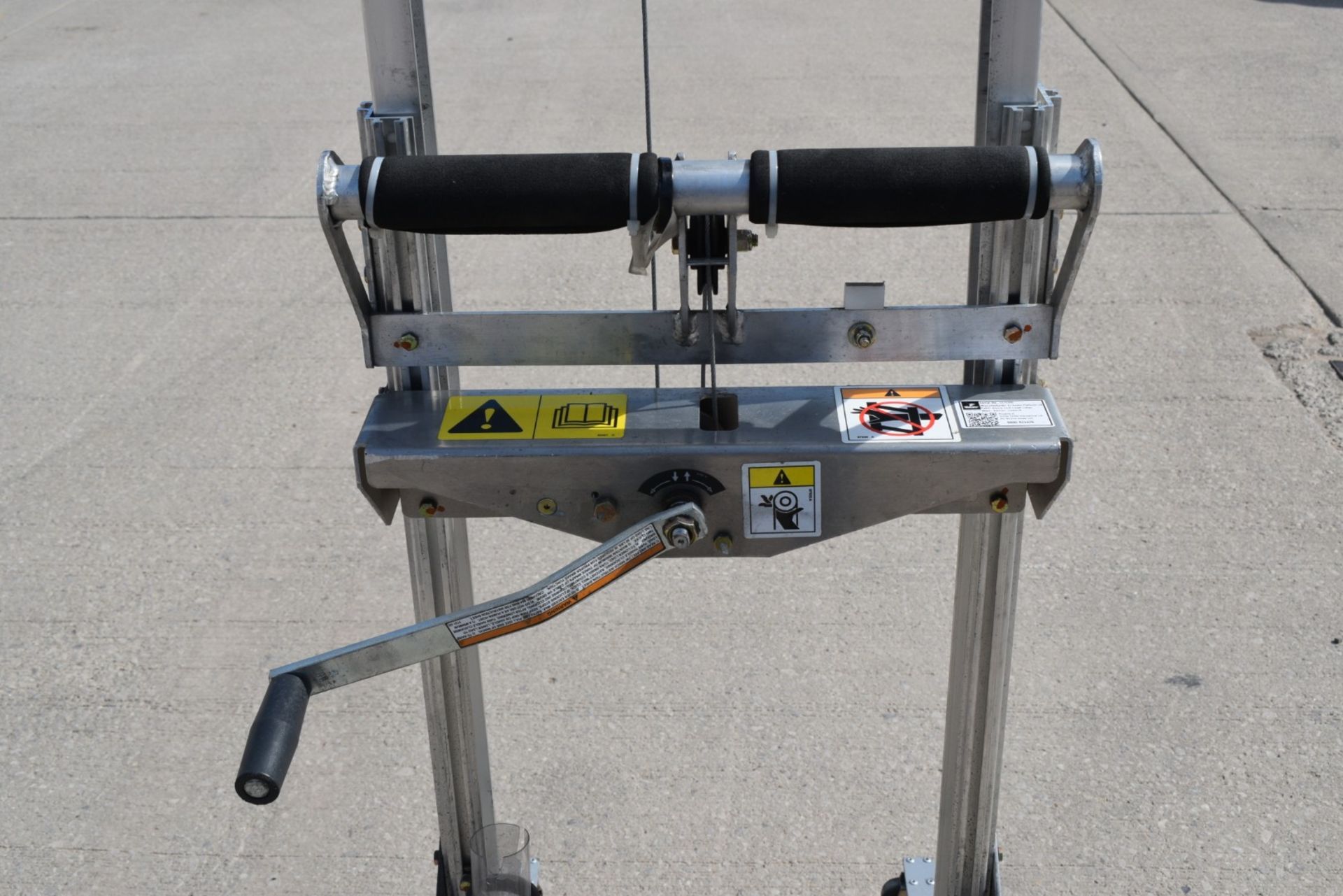 1 x Genie Load Lifter Platform Lift - Ideal for Couriers, Warehouses or Workshops - Max Load - Image 11 of 20