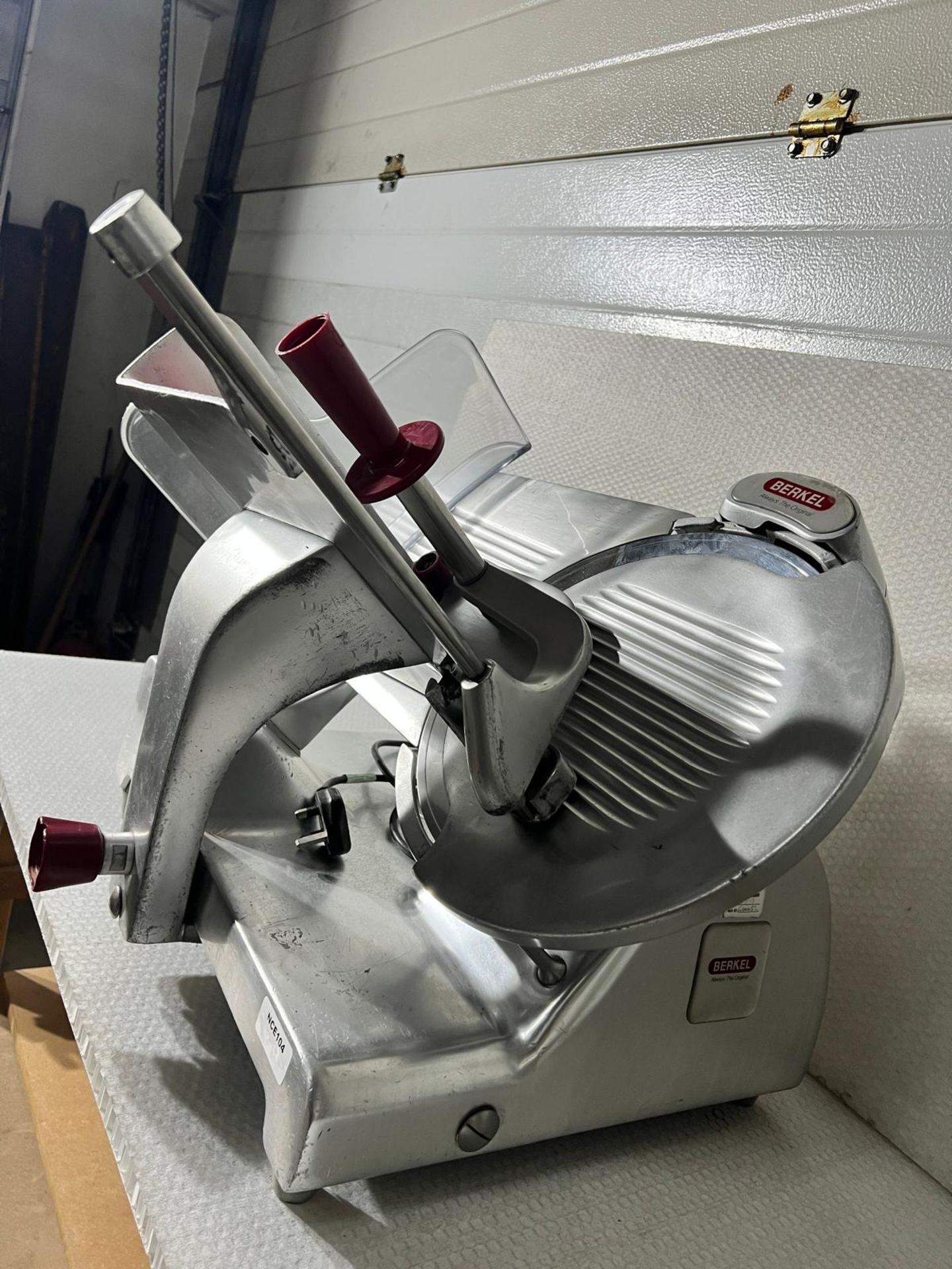 1 x Berkel Commercial 12 Inch Deli Meat Slicer - Suitable for Butchers or a Deli - Dimensions: H50 x - Image 5 of 6