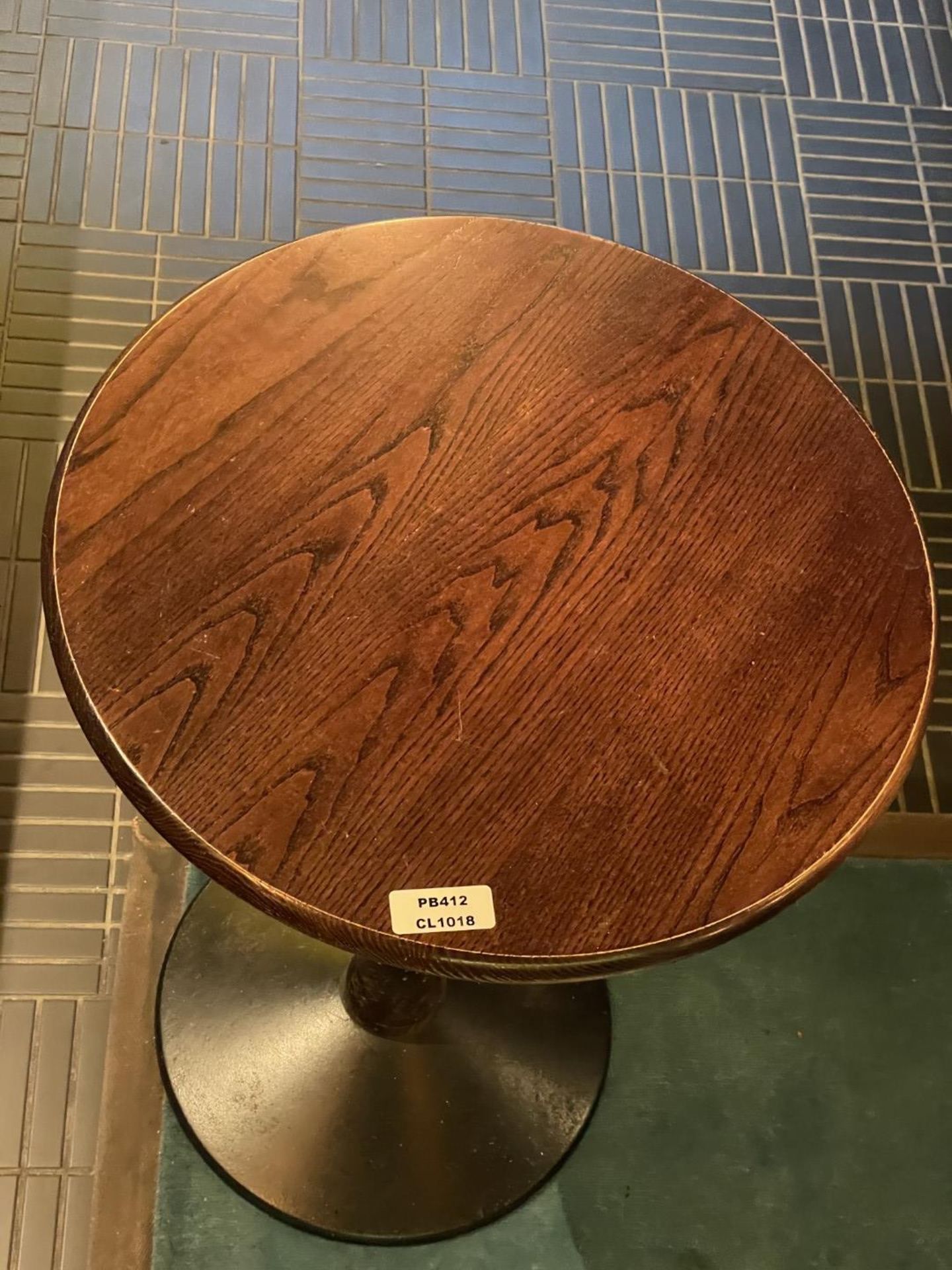 1 x Mahogany Bar Table Featuring a Wooden Column Pedestal with Cast Iron Base - Image 3 of 5