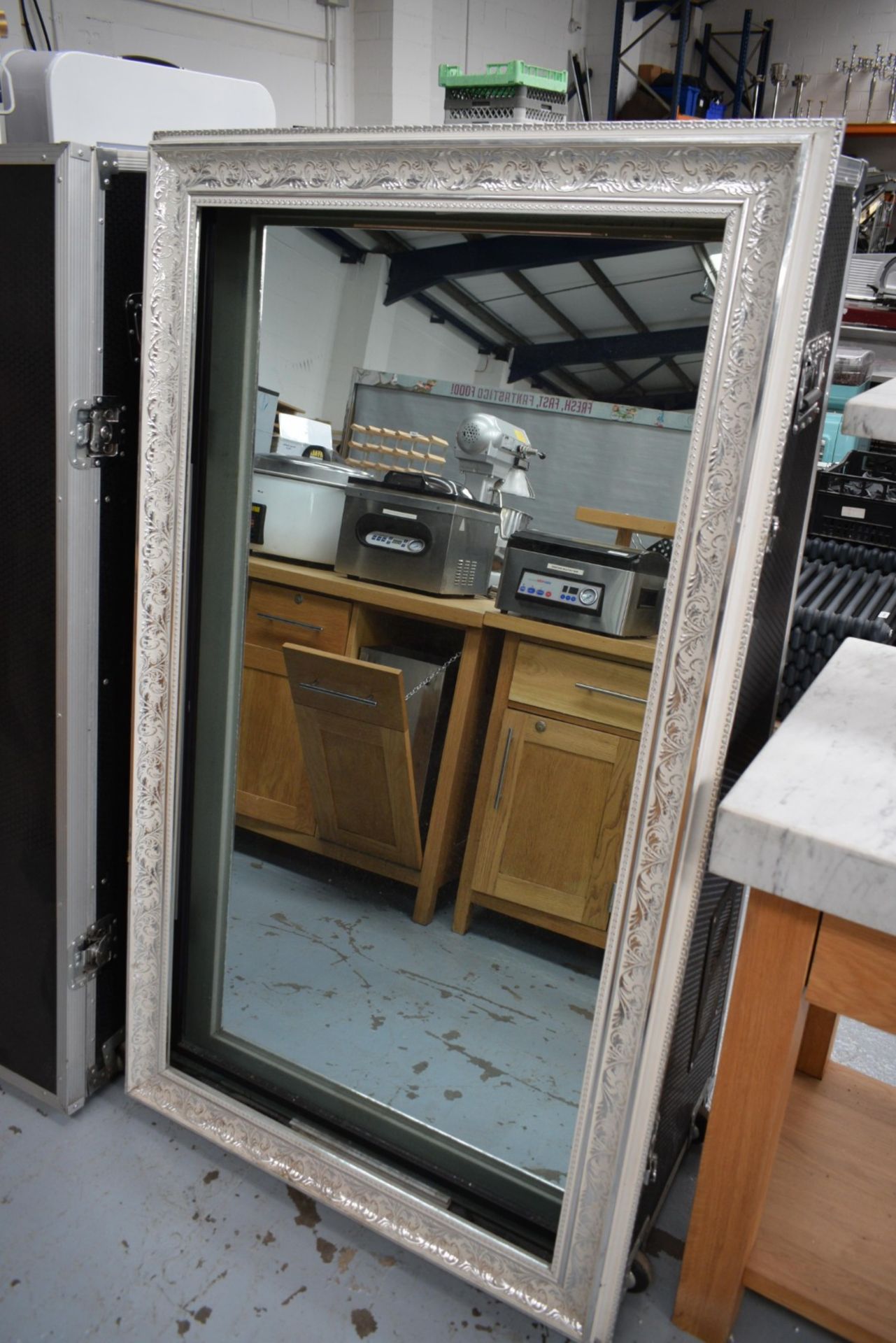 1 x Selfie Photo Booth - Features a Gigabyte Mini Computer, Sharp 43 Inch TV and a Professional - Image 11 of 11