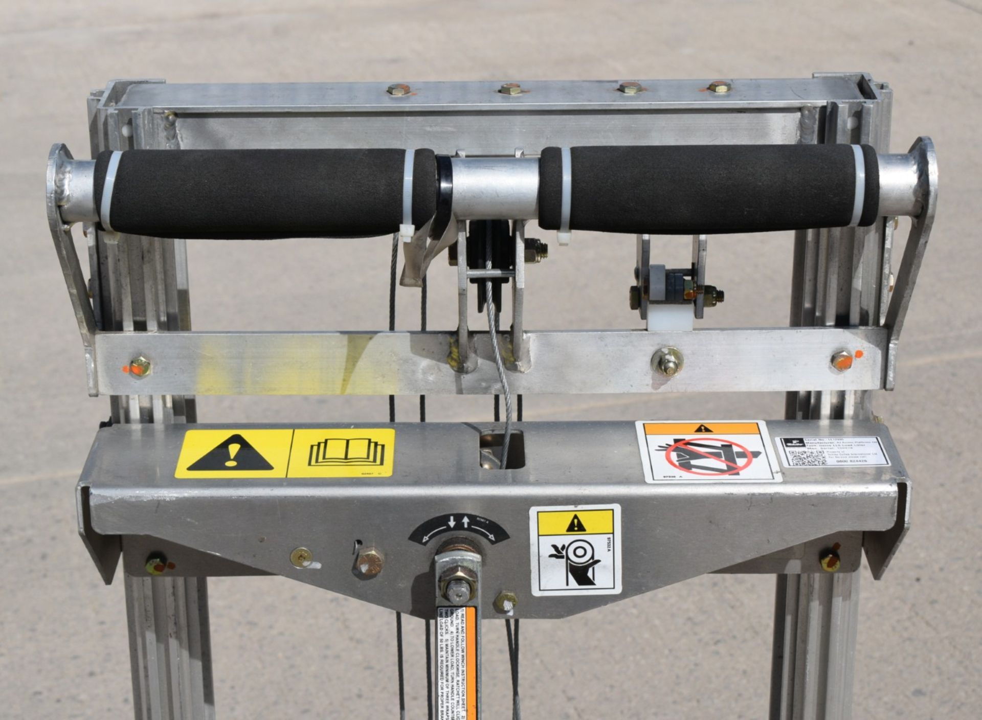 1 x Genie Load Lifter Platform Lift - Ideal for Couriers, Warehouses or Workshops - Max Load - Image 7 of 20