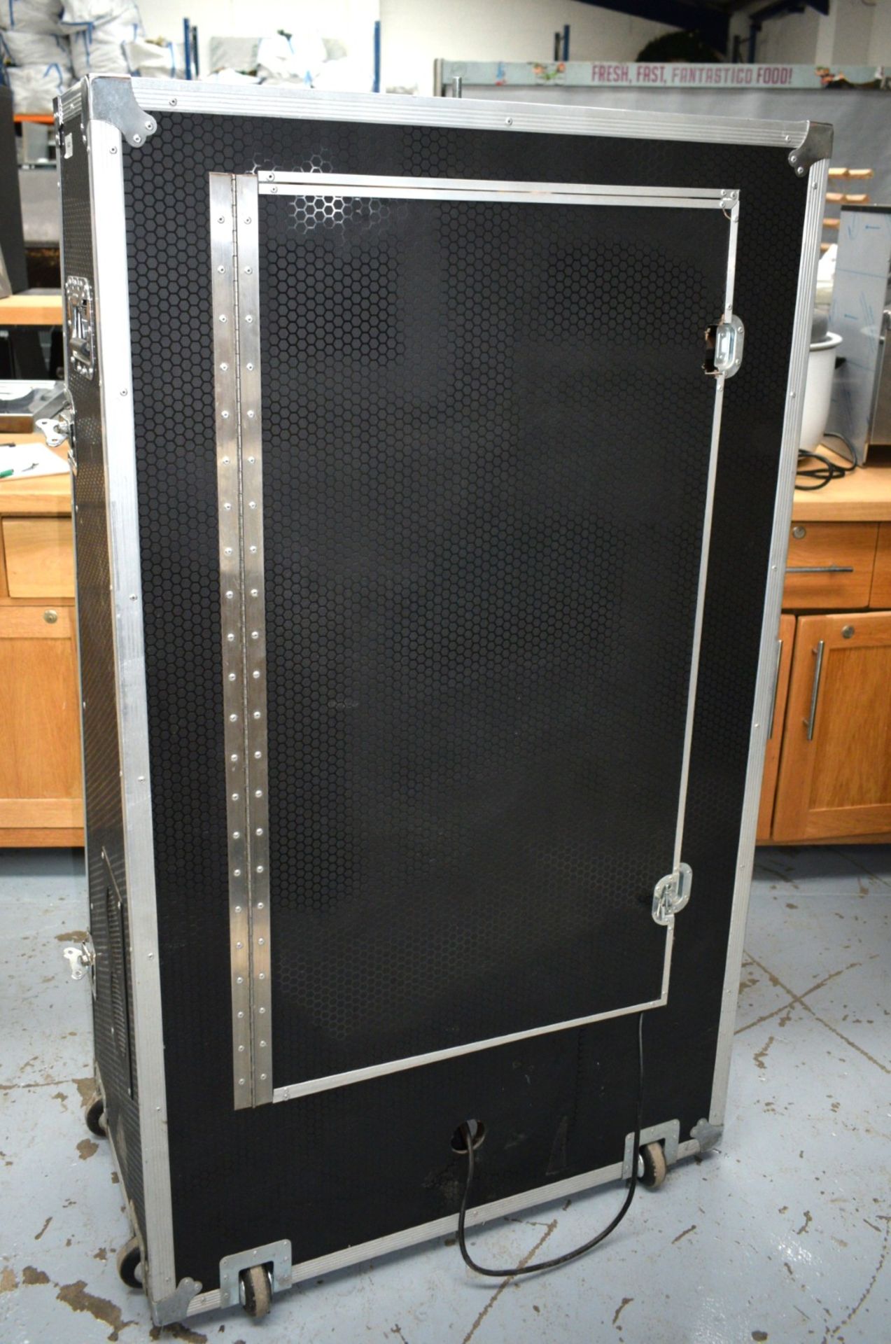 1 x Selfie Photo Booth - Features a Gigabyte Mini Computer, Sharp 43 Inch TV and a Professional - Image 10 of 11