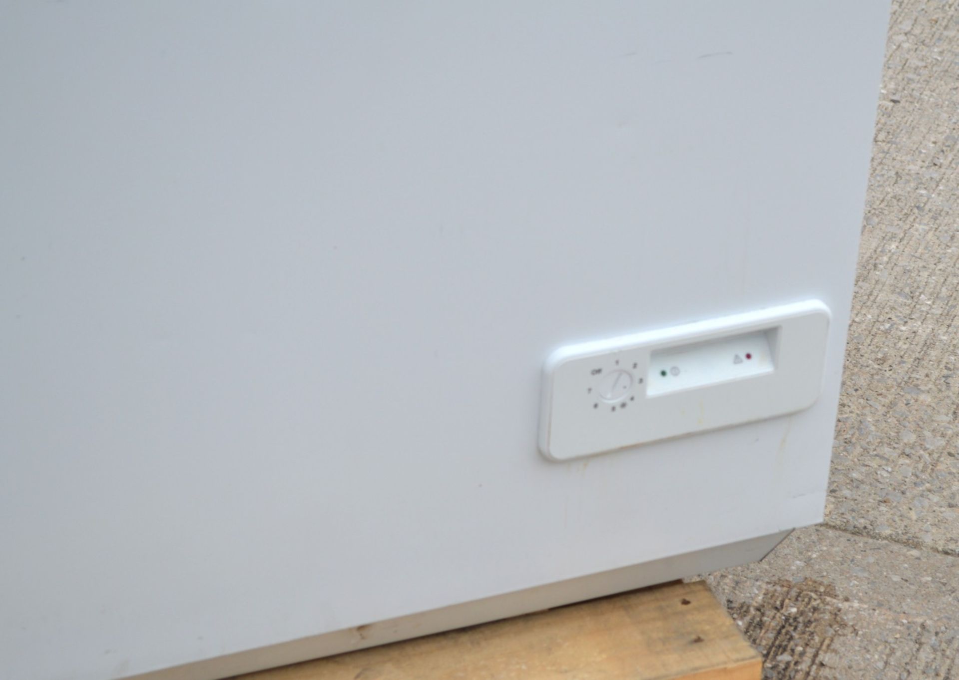 1 x Zanussi 404 Litre Chest Freezer - Model ZFC41400WA - 240v - Dimensions: H85 x W134 x D73 cms - Image 10 of 11