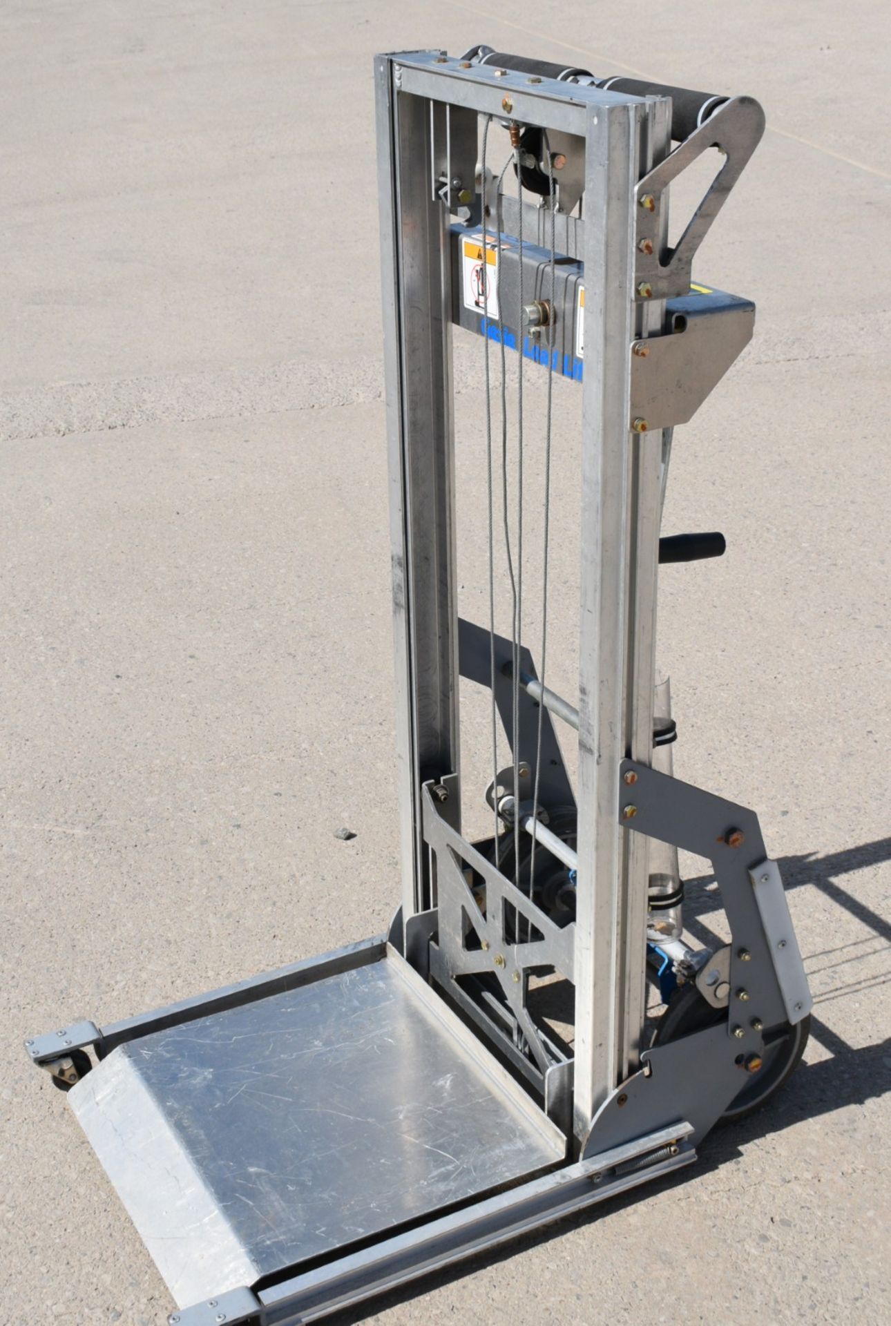 1 x Genie Load Lifter Platform Lift - Ideal for Couriers, Warehouses or Workshops - Max Load - Image 18 of 20