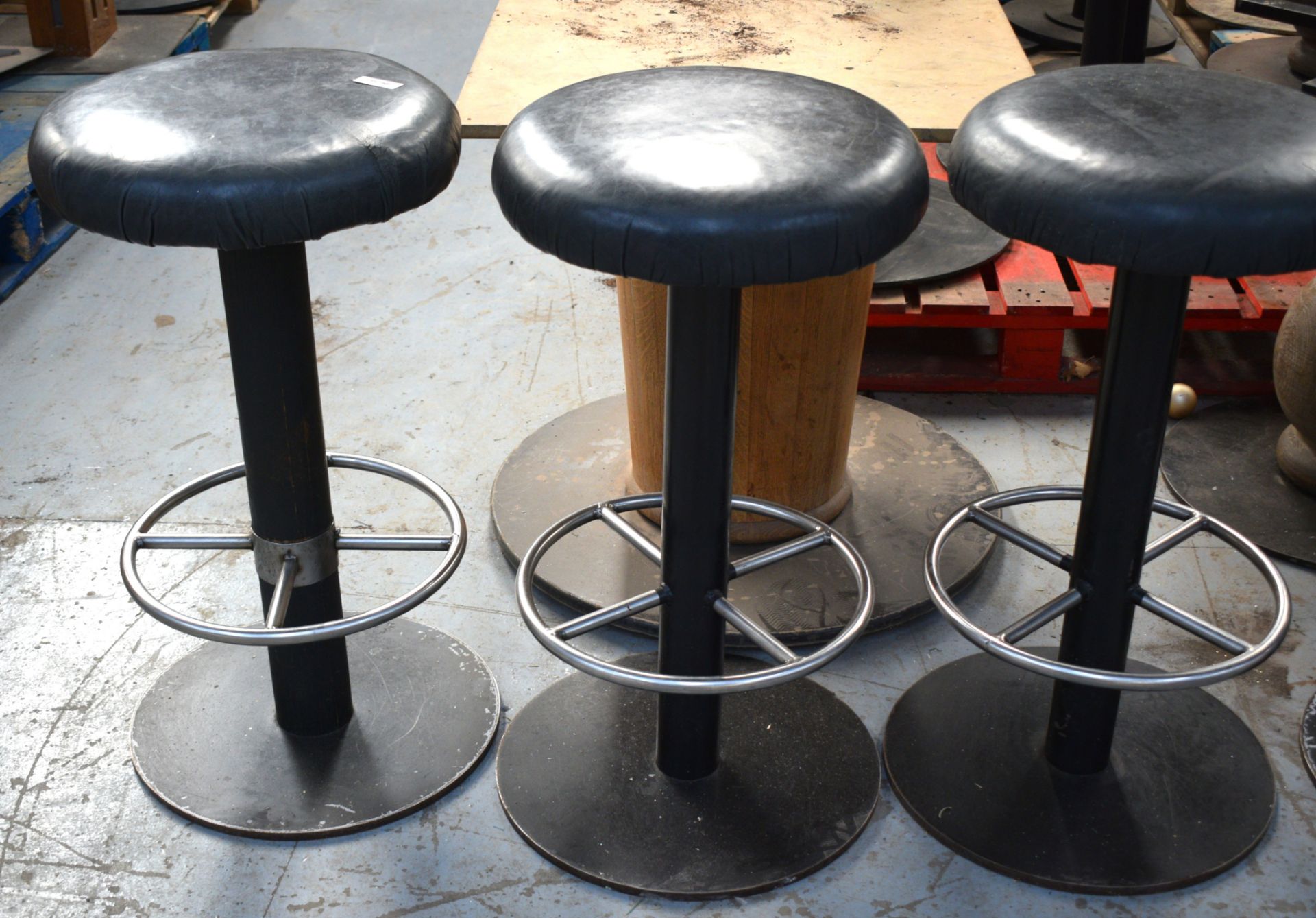 5 x Bar Stools Featuring Round Black Leather Seats, Backrests and Chrome Footrests - Dimensions: H80 - Image 4 of 10