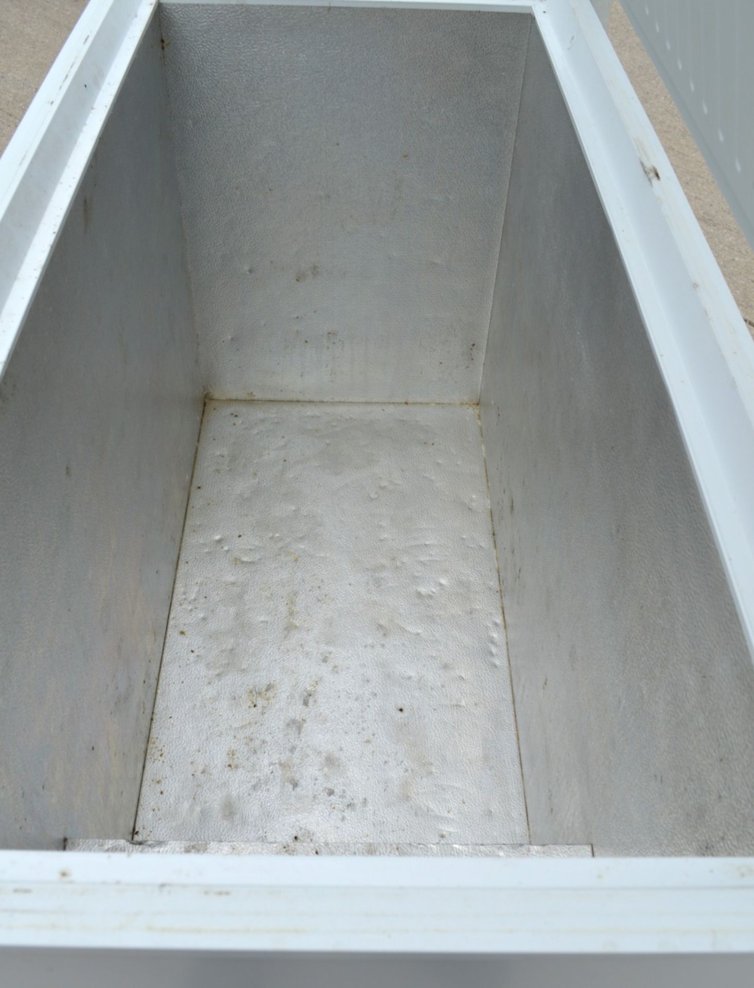 1 x Zanussi 404 Litre Chest Freezer - Model ZFC41400WA - 240v - Dimensions: H85 x W134 x D73 cms - Image 9 of 11