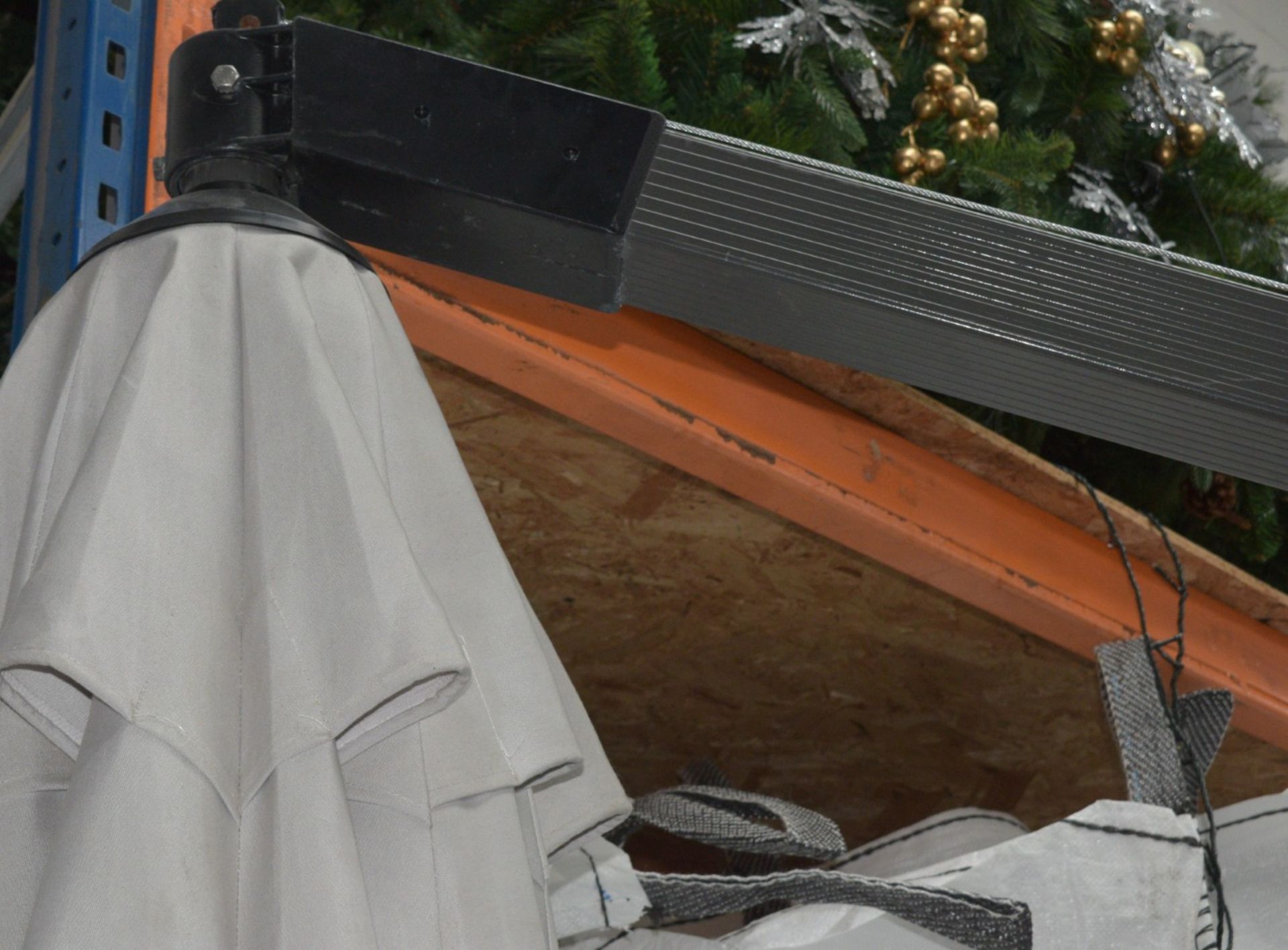 1 x El Vinci Premium 190cm Parasol on Heavy Duty Castors - Features a Winch Handle to Operate - Image 4 of 12