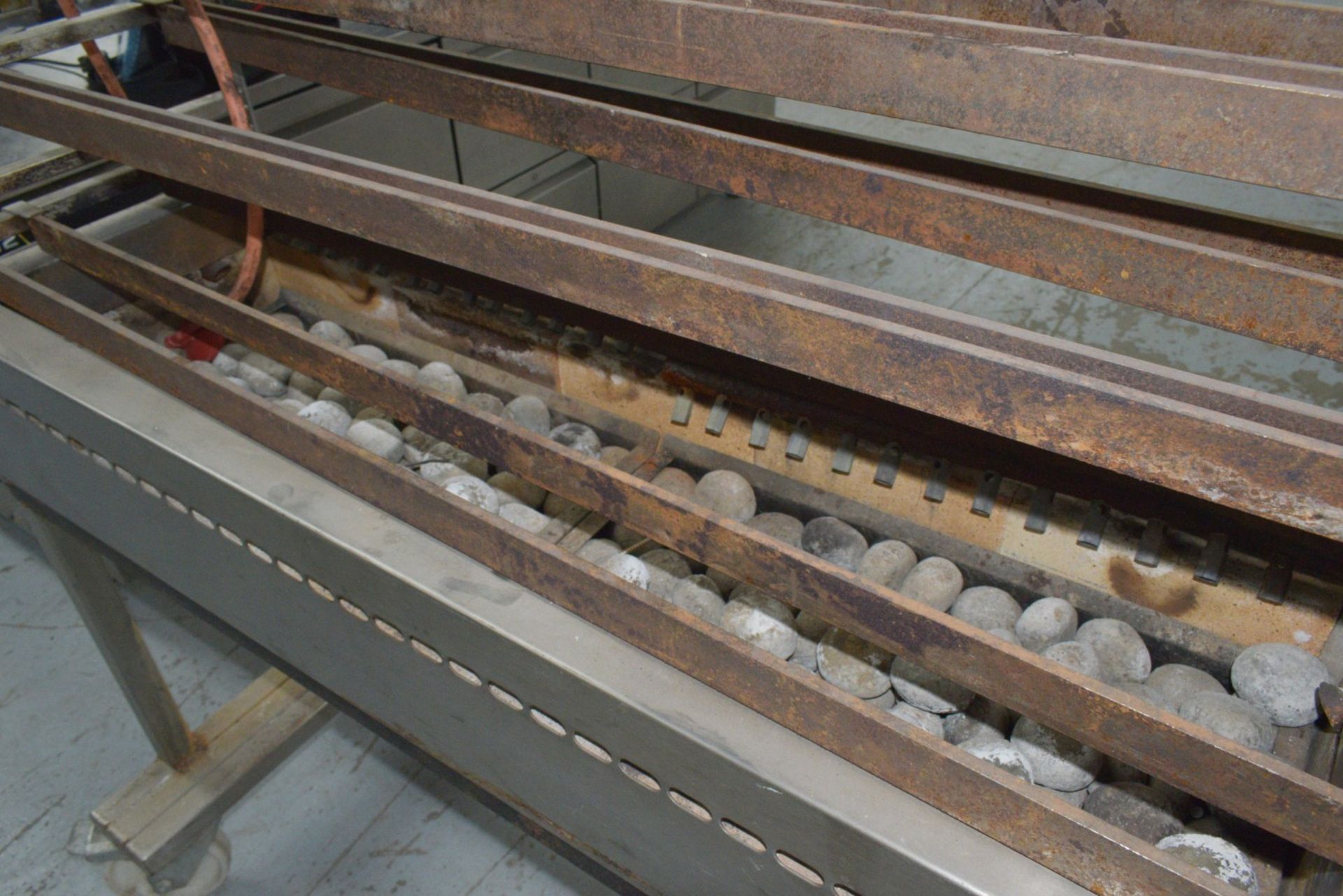 1 x Charcoal Kebab / Meat Grill - Gas Powered - Image 4 of 15