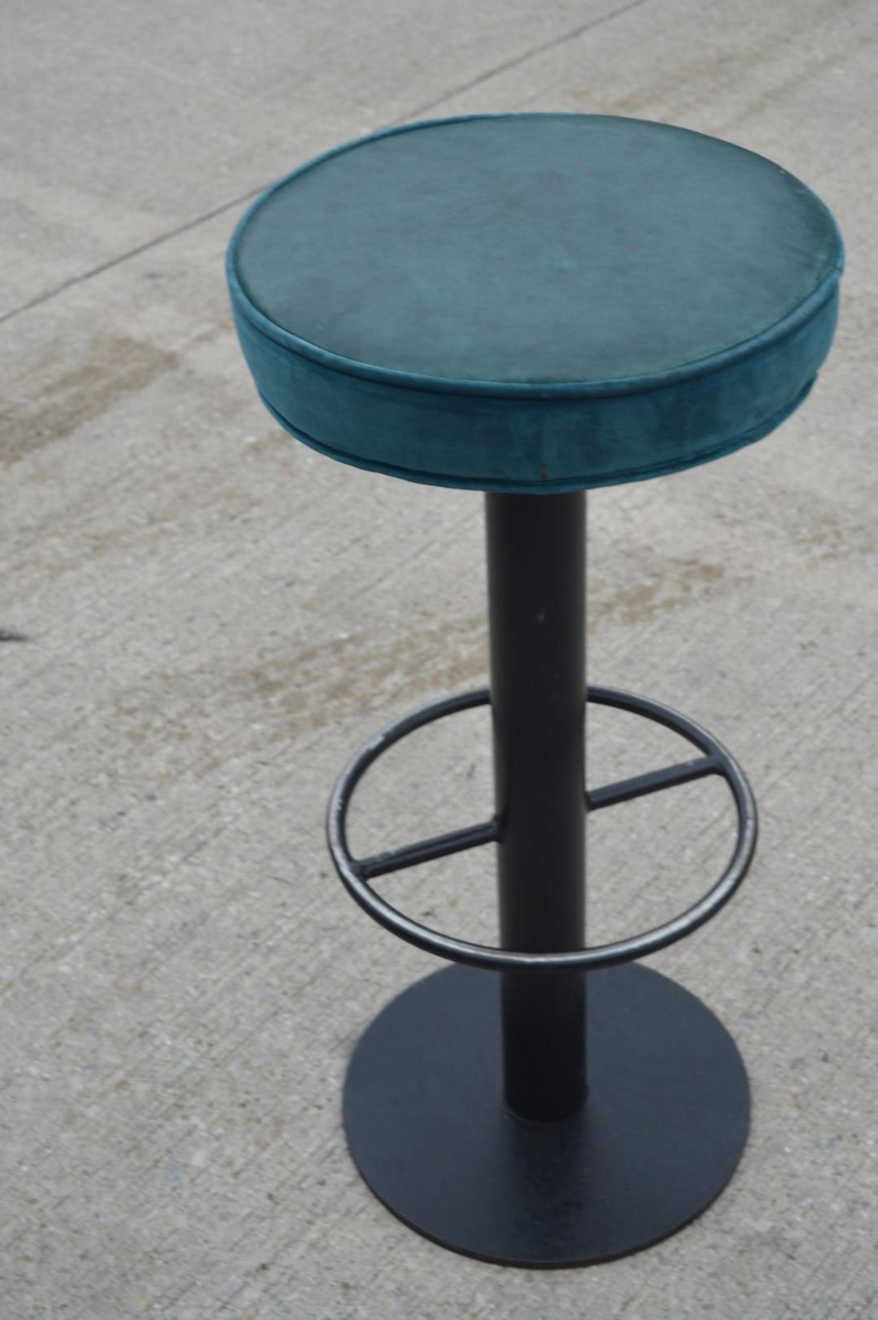 6 x Classic Style Bar Stools with Round Faux Leather Seats and Footrests - Dimensions: H82 x W40 - Image 5 of 12