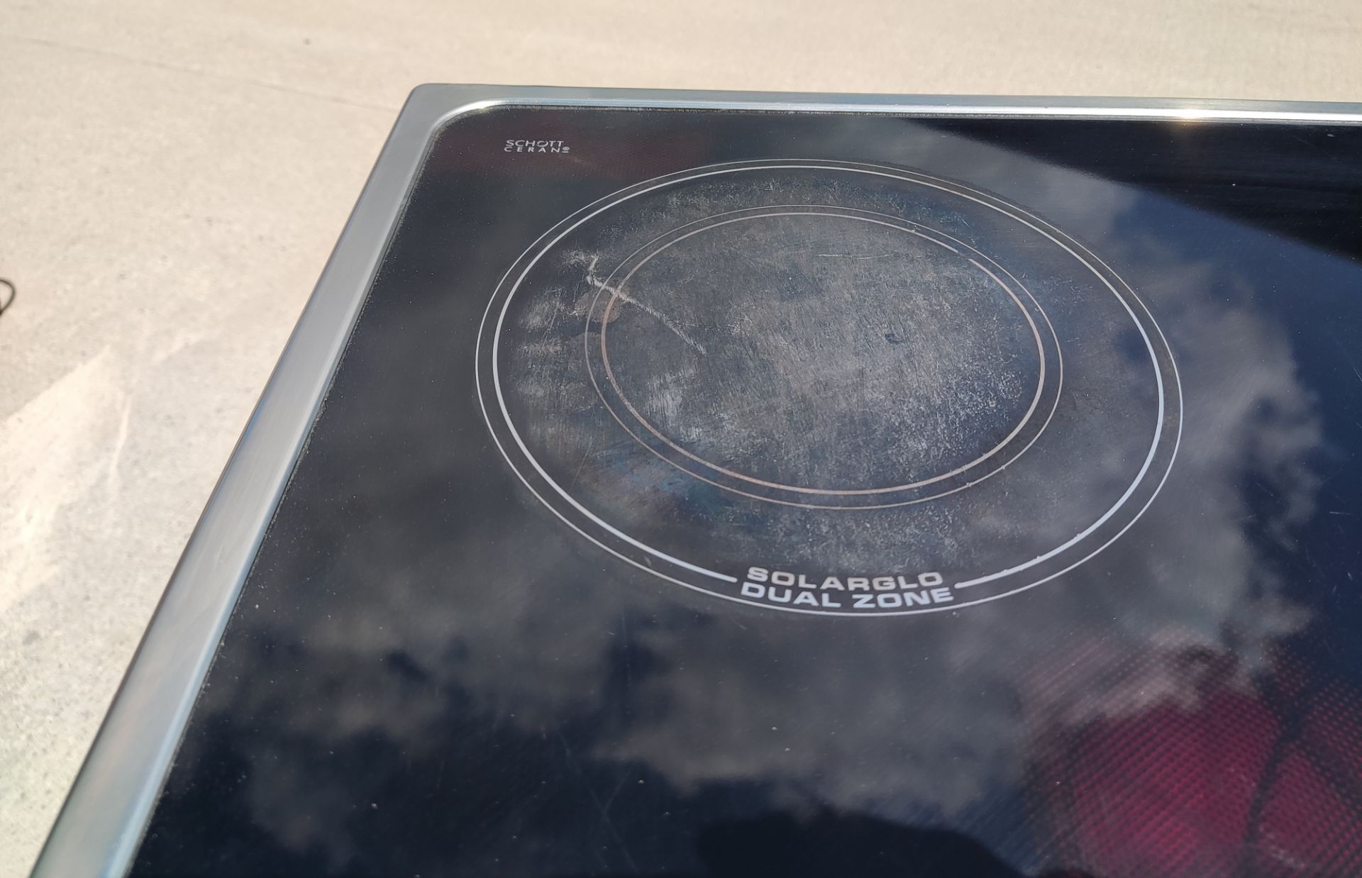 1 x HOTPOINT Ultima Hue61X Freestanding Electric Ceramic Cooker - Image 10 of 23