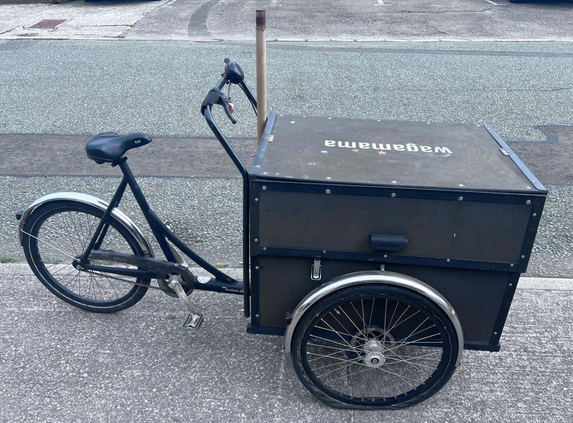 1 x Christiania Three Wheel Event Bike - Single Speed Bike Featuring a Secure Box with Gas Lift Lid - Image 4 of 30
