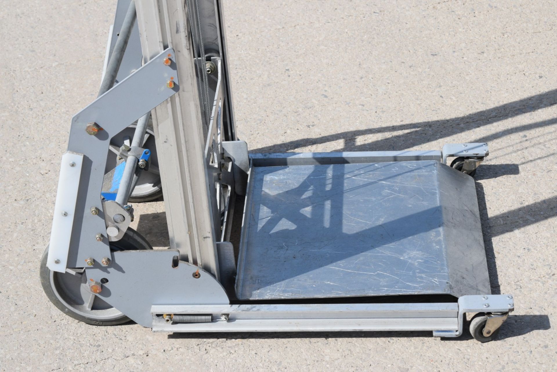 1 x Genie Load Lifter Platform Lift - Ideal for Couriers, Warehouses or Workshops - Max Load - Image 6 of 20