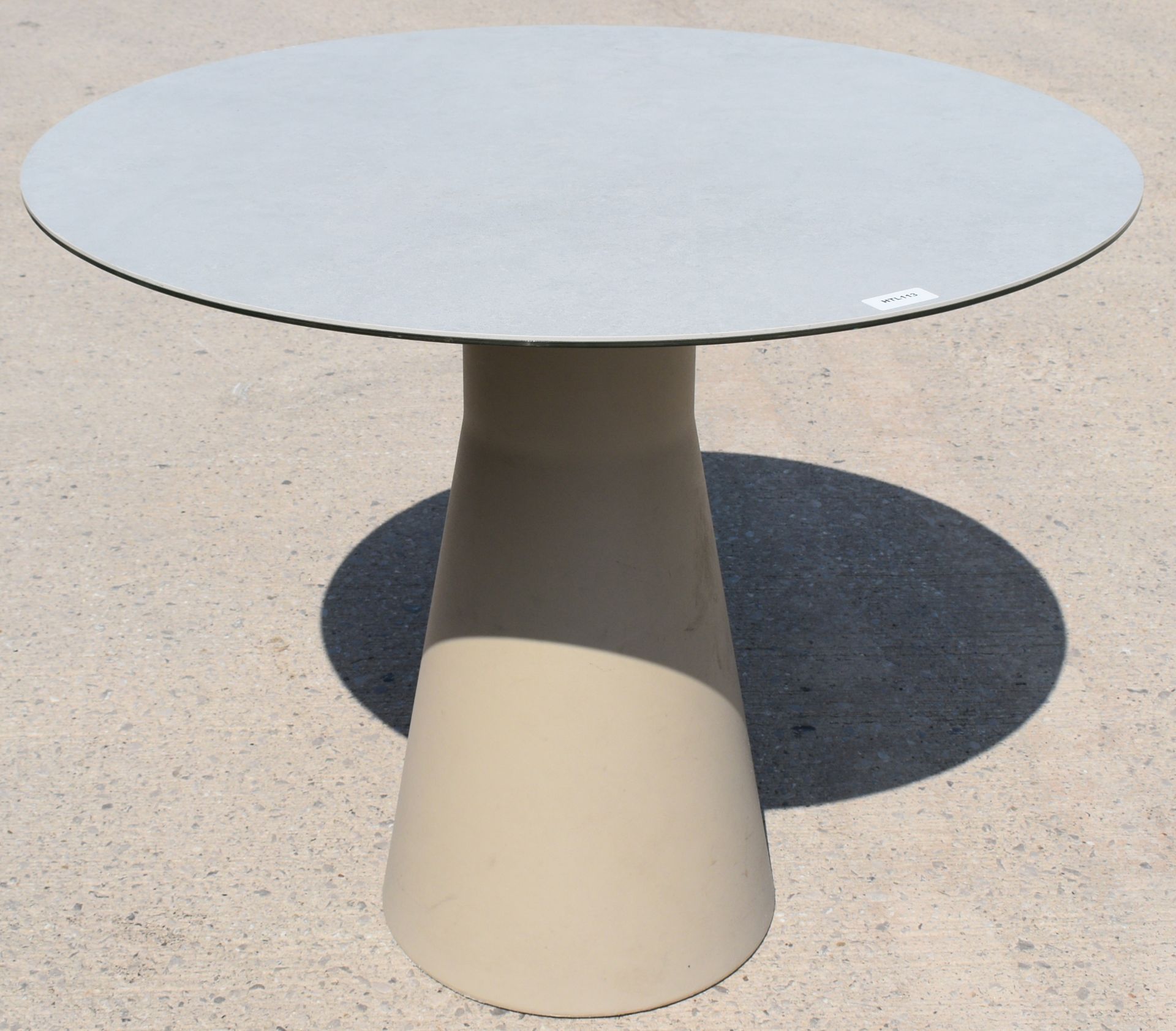 1 x Andreu World Round Restaurant Table - Suitable for Indoor or Outdoor Use - Image 3 of 4