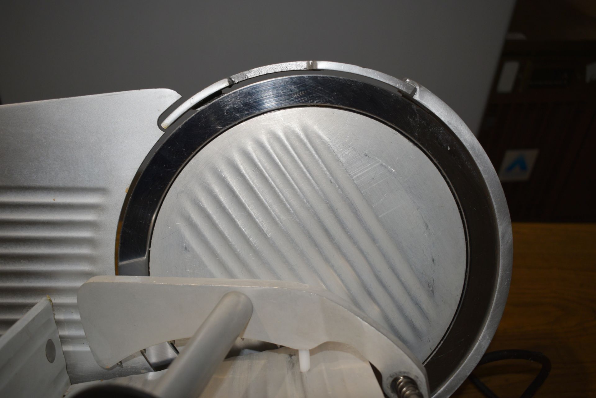 1 x Buffalo Countertop Meat Slicer - 240v - Ref: 1171 - Removed from a Restaurant Environment - - Image 4 of 5