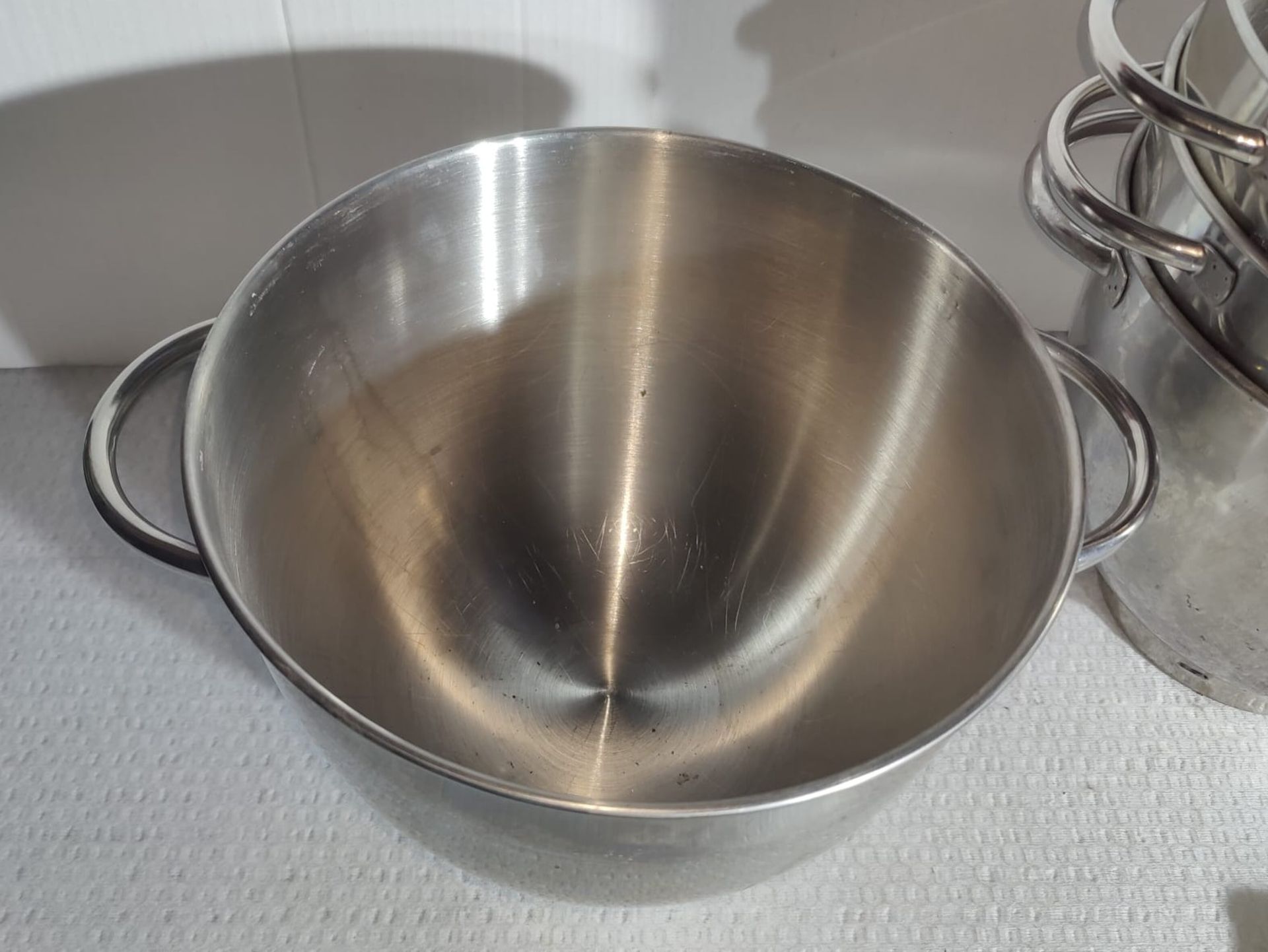 4 x Stainless Steel Mixing Bowls with Handles - Dimensions: H20.5 x W26.5 cms - Image 2 of 4