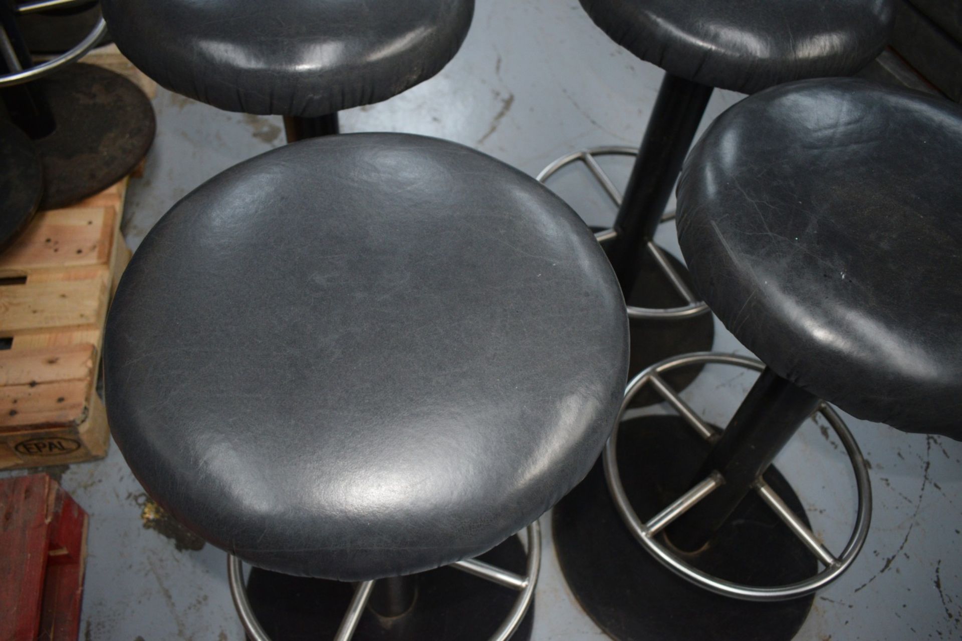 4 x Bar Stools Featuring Round Black Leather Seats and Chrome Footrests - Dimensions: H80 x W43 - Image 7 of 9