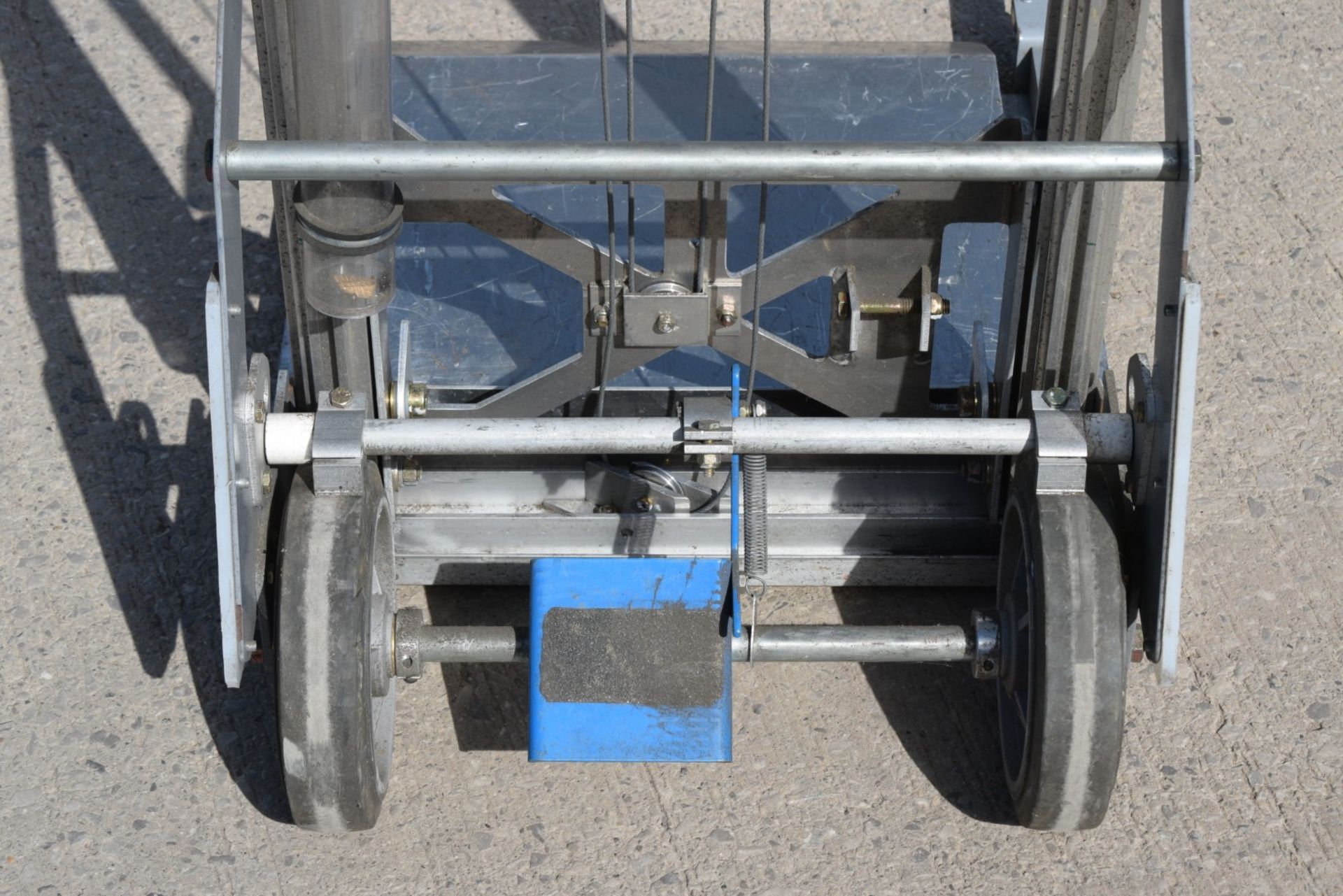 1 x Genie Load Lifter Platform Lift - Ideal for Couriers, Warehouses or Workshops - Max Load - Image 12 of 20