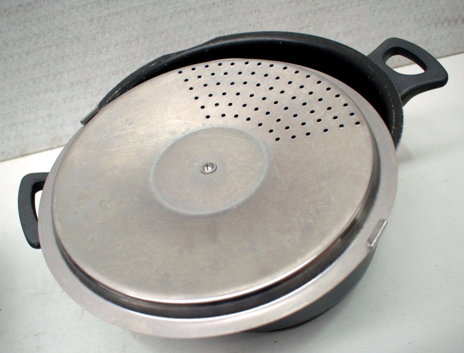 4 x Assorted Kitchen Items - Pan, Cake Tins, Salad Spinner - Image 2 of 11