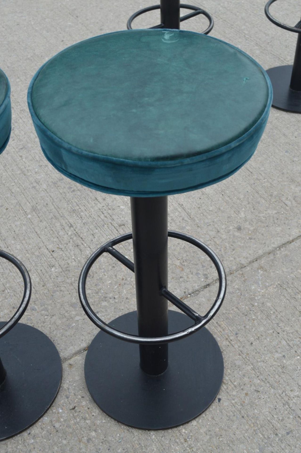 6 x Classic Style Bar Stools with Round Faux Leather Seats and Footrests - Dimensions: H82 x W40 - Image 11 of 12