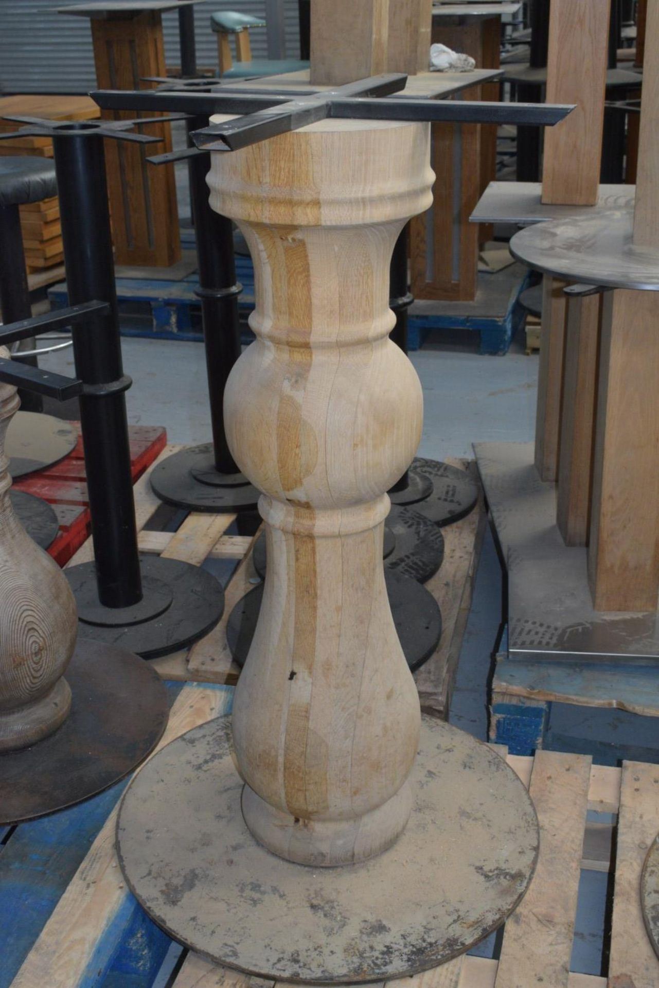 2 x Large Pedestals for Bar Tables Featuring Natural Wooden Columns - Dimensions: H106cm with a 60cm - Image 4 of 12