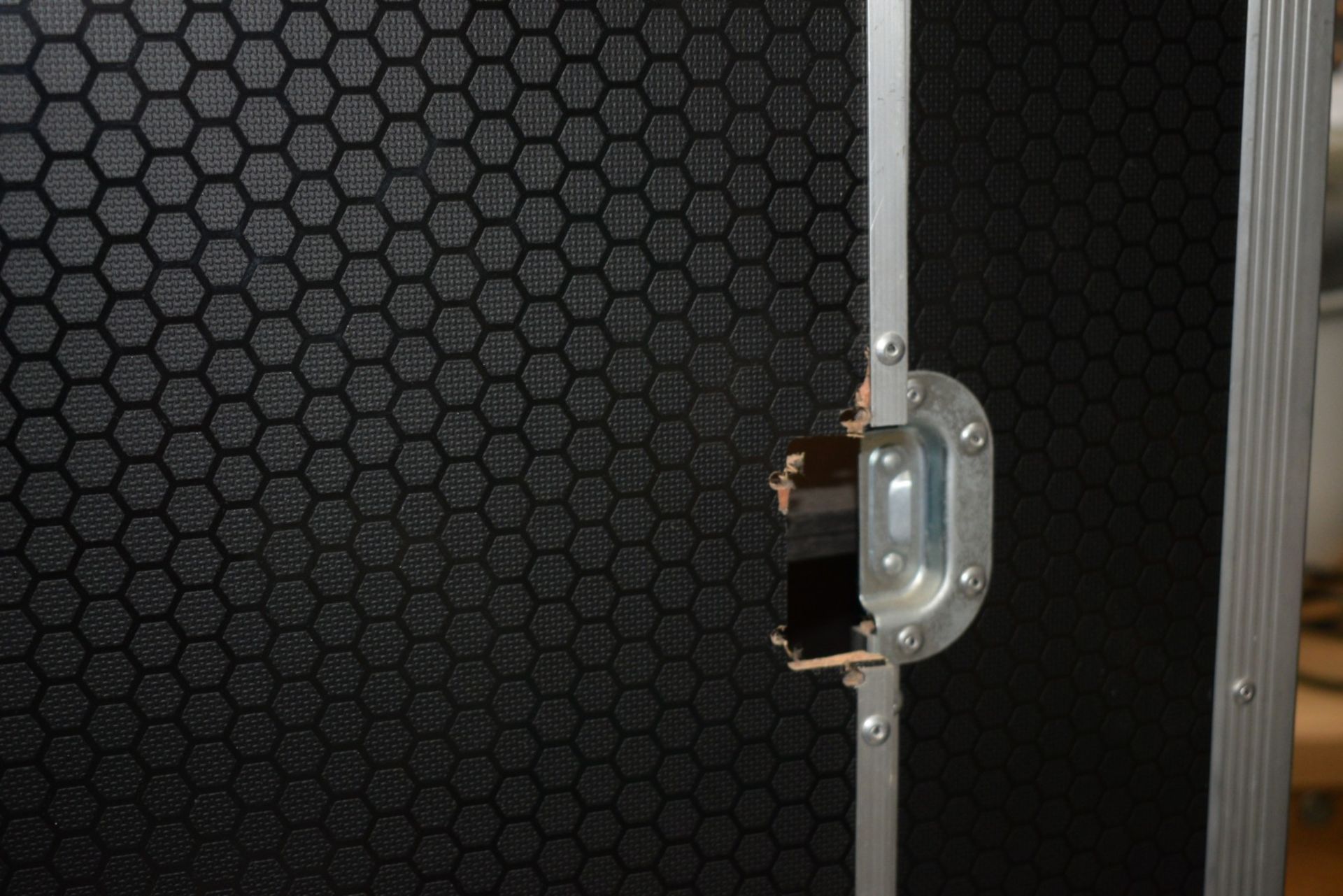 1 x Selfie Photo Booth - Features a Gigabyte Mini Computer, Sharp 43 Inch TV and a Professional - Image 2 of 11